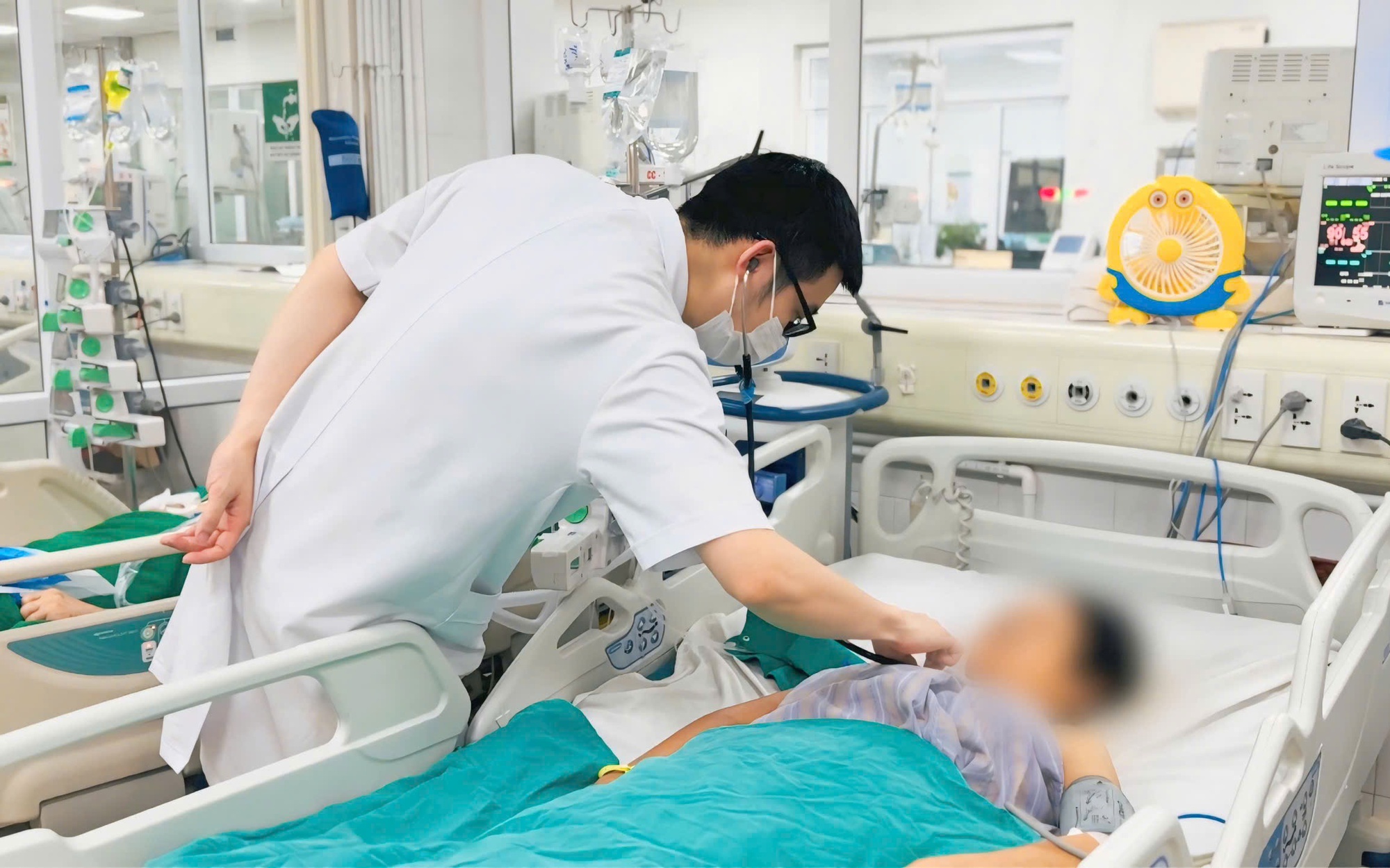 Sốc nhiễm khuẩn nặng sau tiêm khớp ở phòng khám tư