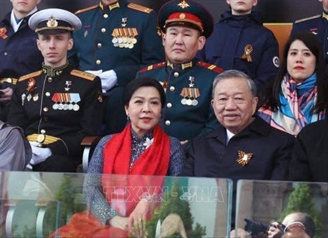Tổng Bí thư Tô Lâm và Phu nhân dự Lễ duyệt binh kỷ niệm 80 năm Ngày Chiến thắng trong Chiến tranh Vệ quốc vĩ đại tại Moskva- Ảnh 2. Tổng Bí thư Tô Lâm và Phu nhân dự Lễ duyệt binh kỷ niệm 80 năm Ngày Chiến thắng trong Chiến tranh Vệ quốc vĩ đại tại Moskva- Ảnh 2.