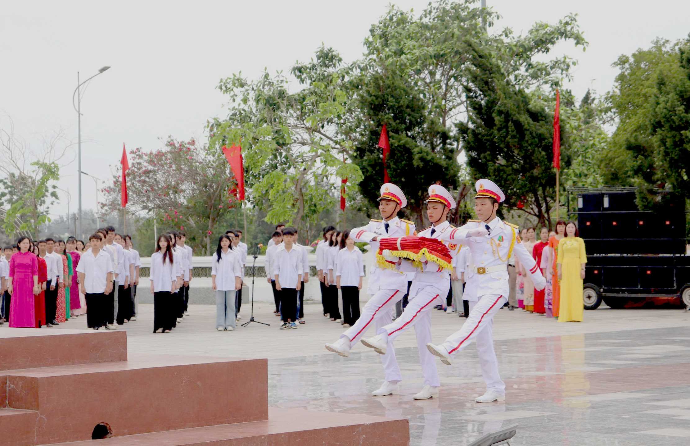 Lễ thượng cờ đặc biệt trên đảo Cô Tô- Ảnh 1. Lễ thượng cờ đặc biệt trên đảo Cô Tô- Ảnh 1.