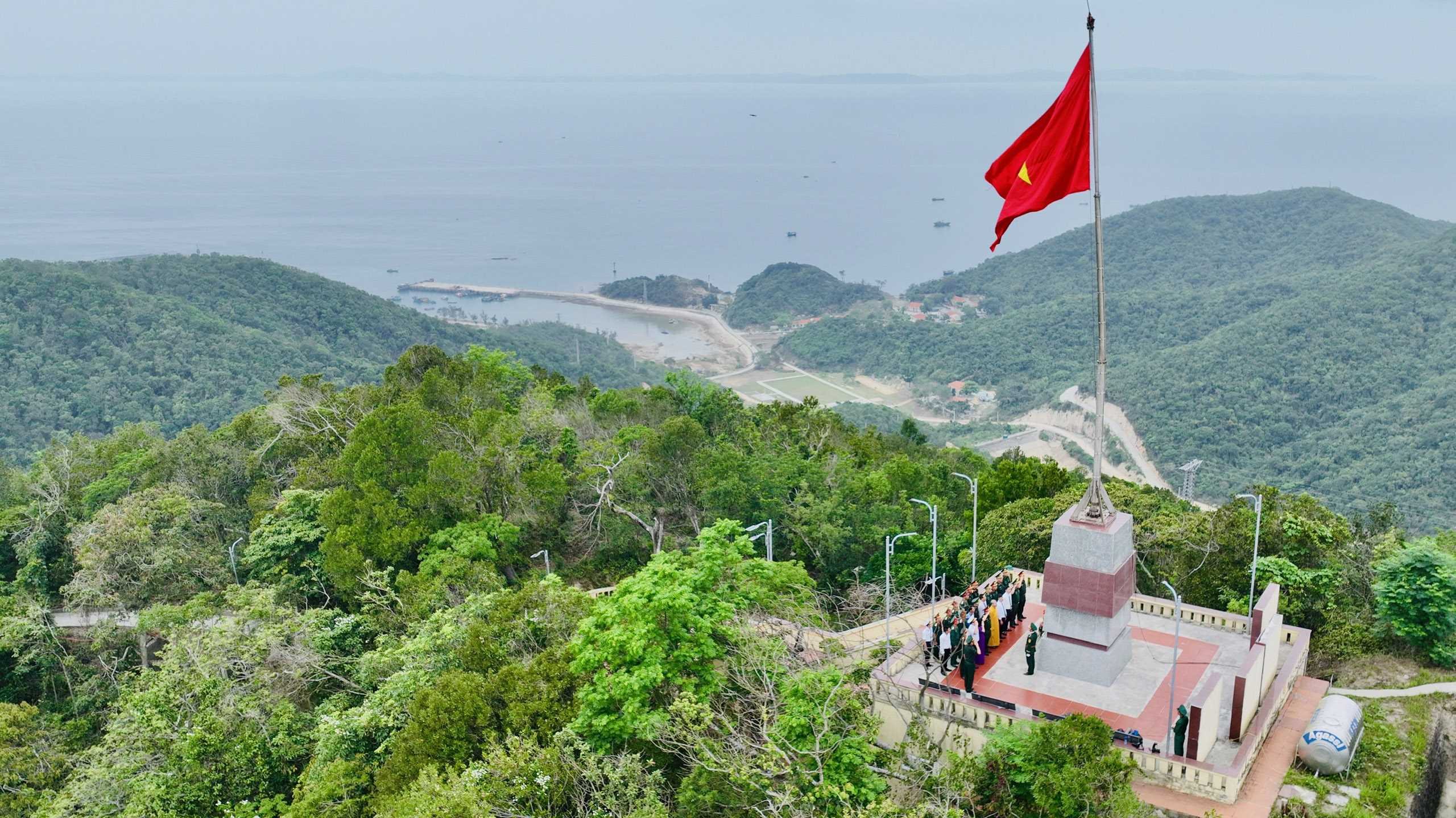 Lễ thượng cờ đặc biệt trên đảo Cô Tô- Ảnh 4. Lễ thượng cờ đặc biệt trên đảo Cô Tô- Ảnh 4.