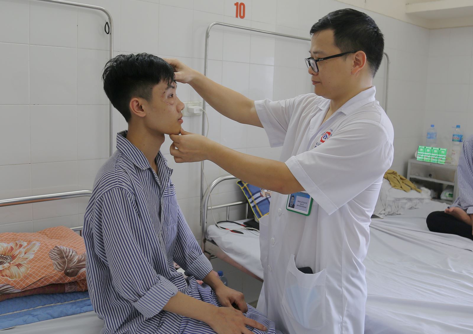 Bệnh viện tuyến tỉnh đầu tiên ứng dụng công nghệ cao trong phẫu thuật tạo hình ổ mắt- Ảnh 4. Bệnh viện tuyến tỉnh đầu tiên ứng dụng công nghệ cao trong phẫu thuật tạo hình ổ mắt- Ảnh 4.
