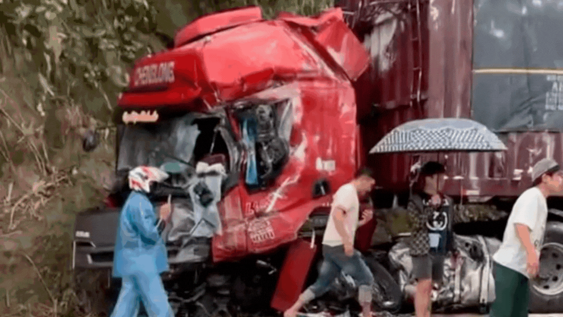 Video 2 ô tô đâm trực diện, 2 người thương vong- Ảnh 2. Video 2 ô tô đâm trực diện, 2 người thương vong- Ảnh 2.