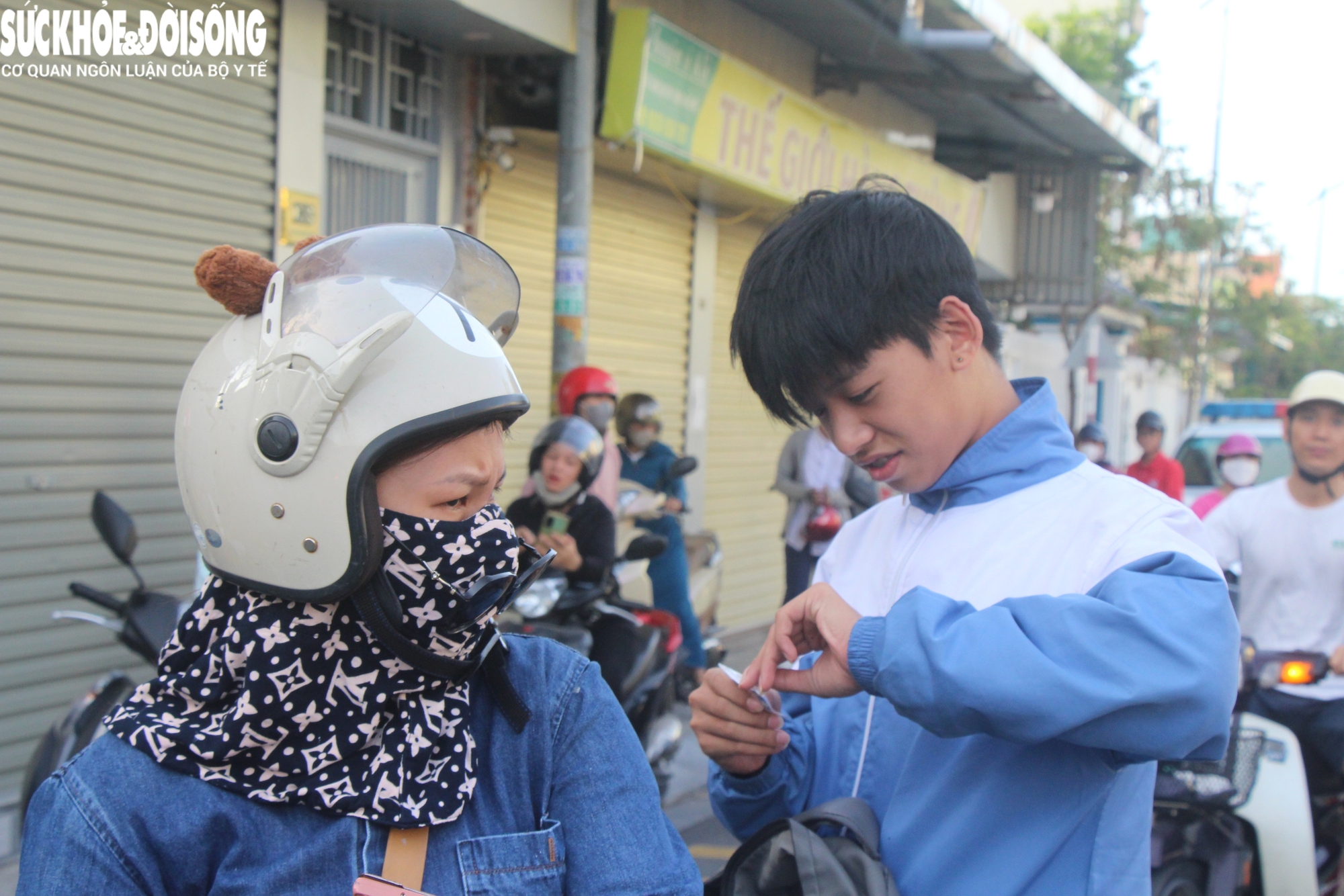 Thi vào lớp 10 công lập Quảng Ninh: Con thi, bố mẹ căng thẳng áp lực- Ảnh 2. Thi vào lớp 10 công lập Quảng Ninh: Con thi, bố mẹ căng thẳng áp lực- Ảnh 2.