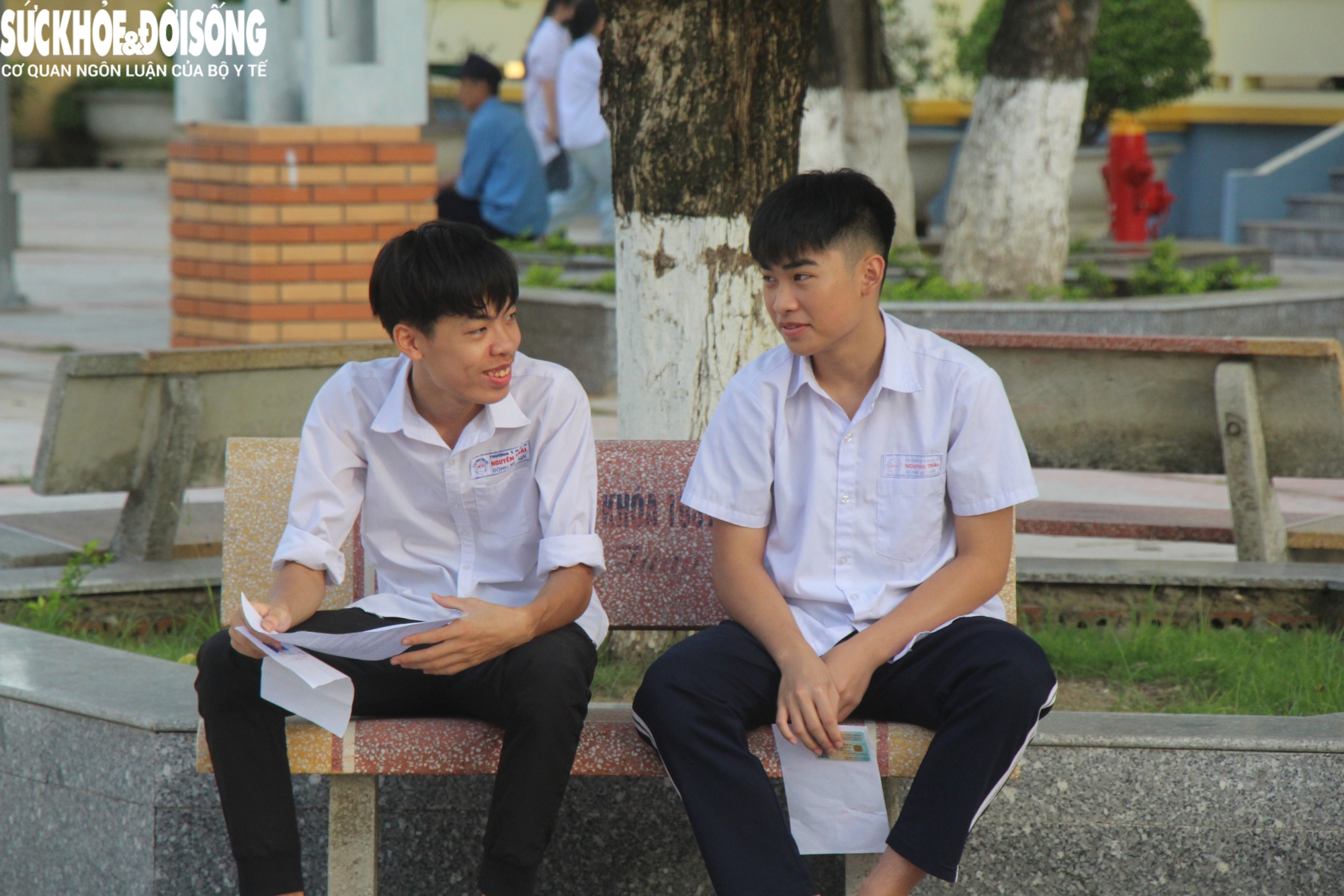 Thi vào lớp 10 công lập Quảng Ninh: Con thi, bố mẹ căng thẳng áp lực- Ảnh 3. Thi vào lớp 10 công lập Quảng Ninh: Con thi, bố mẹ căng thẳng áp lực- Ảnh 3.