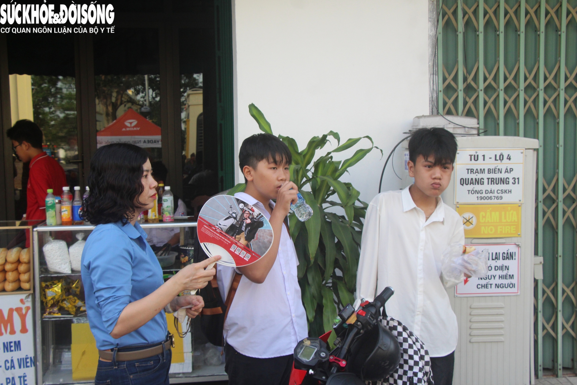 Thi vào lớp 10 công lập Quảng Ninh: Con thi, bố mẹ căng thẳng áp lực- Ảnh 5. Thi vào lớp 10 công lập Quảng Ninh: Con thi, bố mẹ căng thẳng áp lực- Ảnh 5.