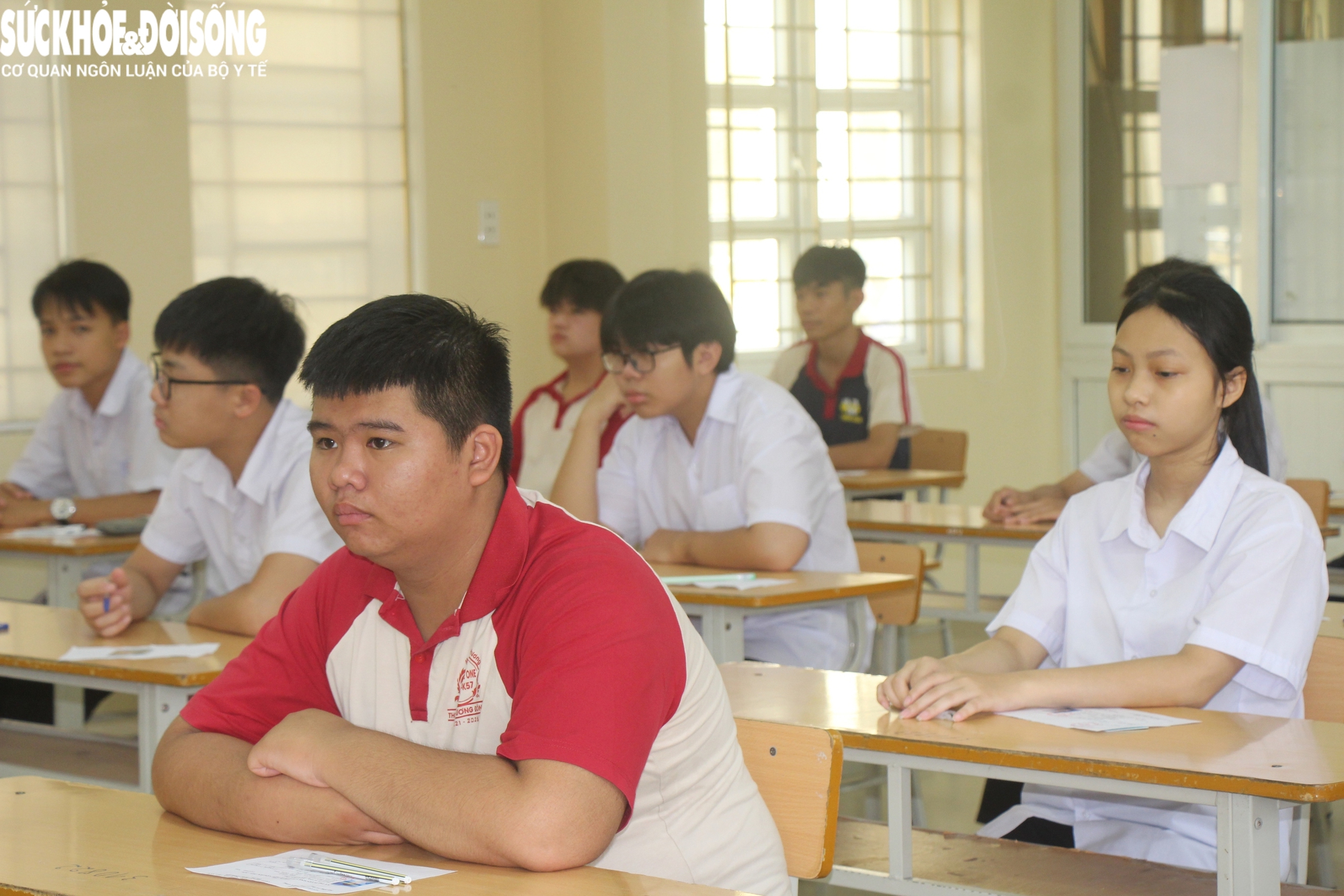 Thi vào lớp 10 công lập Quảng Ninh: Con thi, bố mẹ căng thẳng áp lực- Ảnh 9. Thi vào lớp 10 công lập Quảng Ninh: Con thi, bố mẹ căng thẳng áp lực- Ảnh 9.