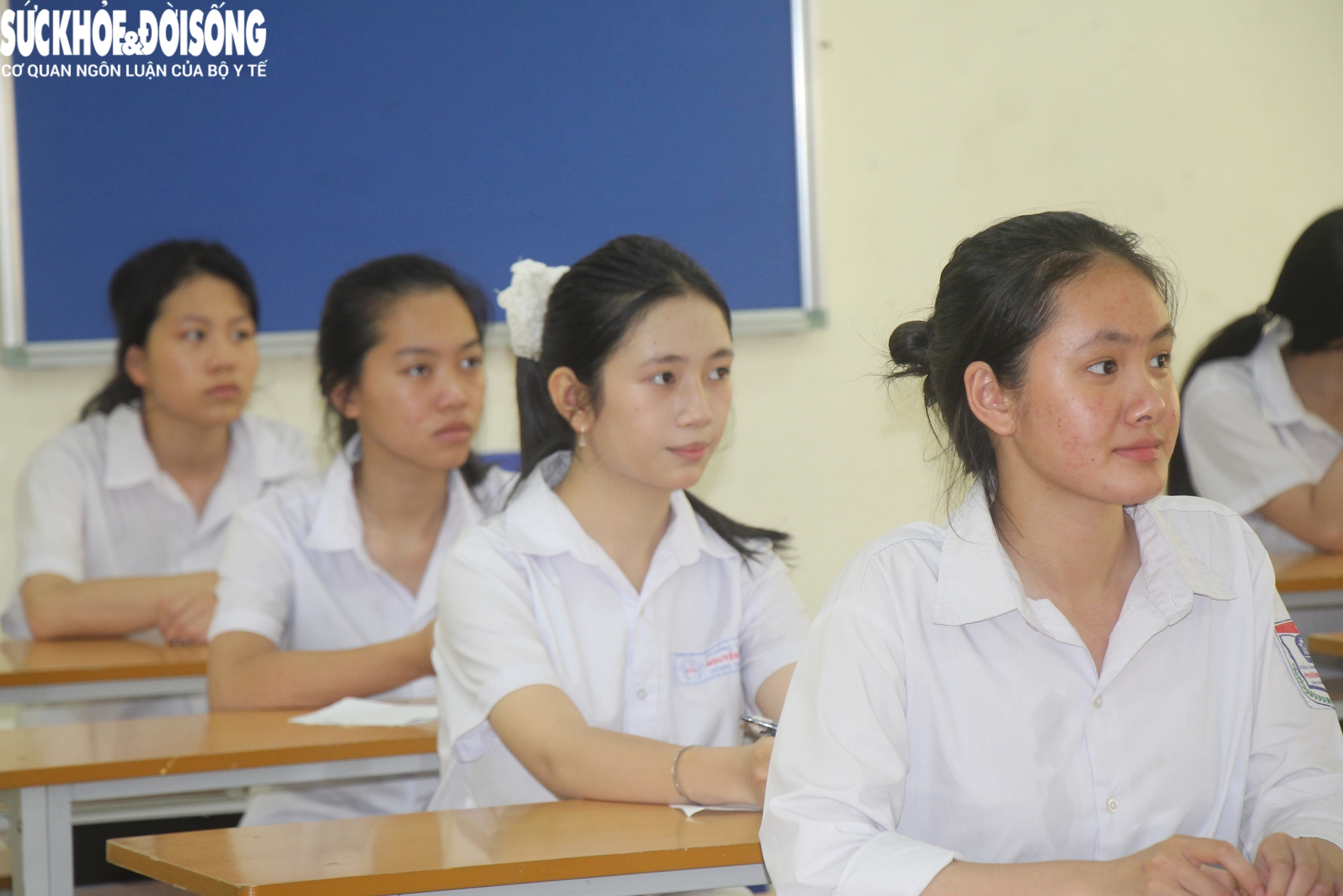 Thi vào lớp 10 công lập Quảng Ninh: Con thi, bố mẹ căng thẳng áp lực- Ảnh 10. Thi vào lớp 10 công lập Quảng Ninh: Con thi, bố mẹ căng thẳng áp lực- Ảnh 10.