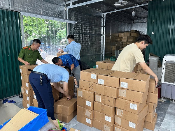 Phát hiện 5.400 lọ mỹ phẩm nhập lậu trong khuôn viên trường mầm non- Ảnh 1. Phát hiện 5.400 lọ mỹ phẩm nhập lậu trong khuôn viên trường mầm non- Ảnh 1.