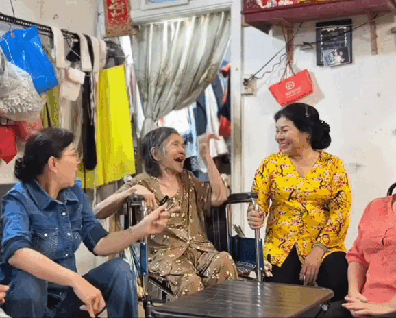 Đào chính một thời của đoàn cải lương Minh Tơ gây xúc động khi ngồi xe lăn xem đồng nghiệp diễn- Ảnh 2. Đào chính một thời của đoàn cải lương Minh Tơ gây xúc động khi ngồi xe lăn xem đồng nghiệp diễn- Ảnh 2.