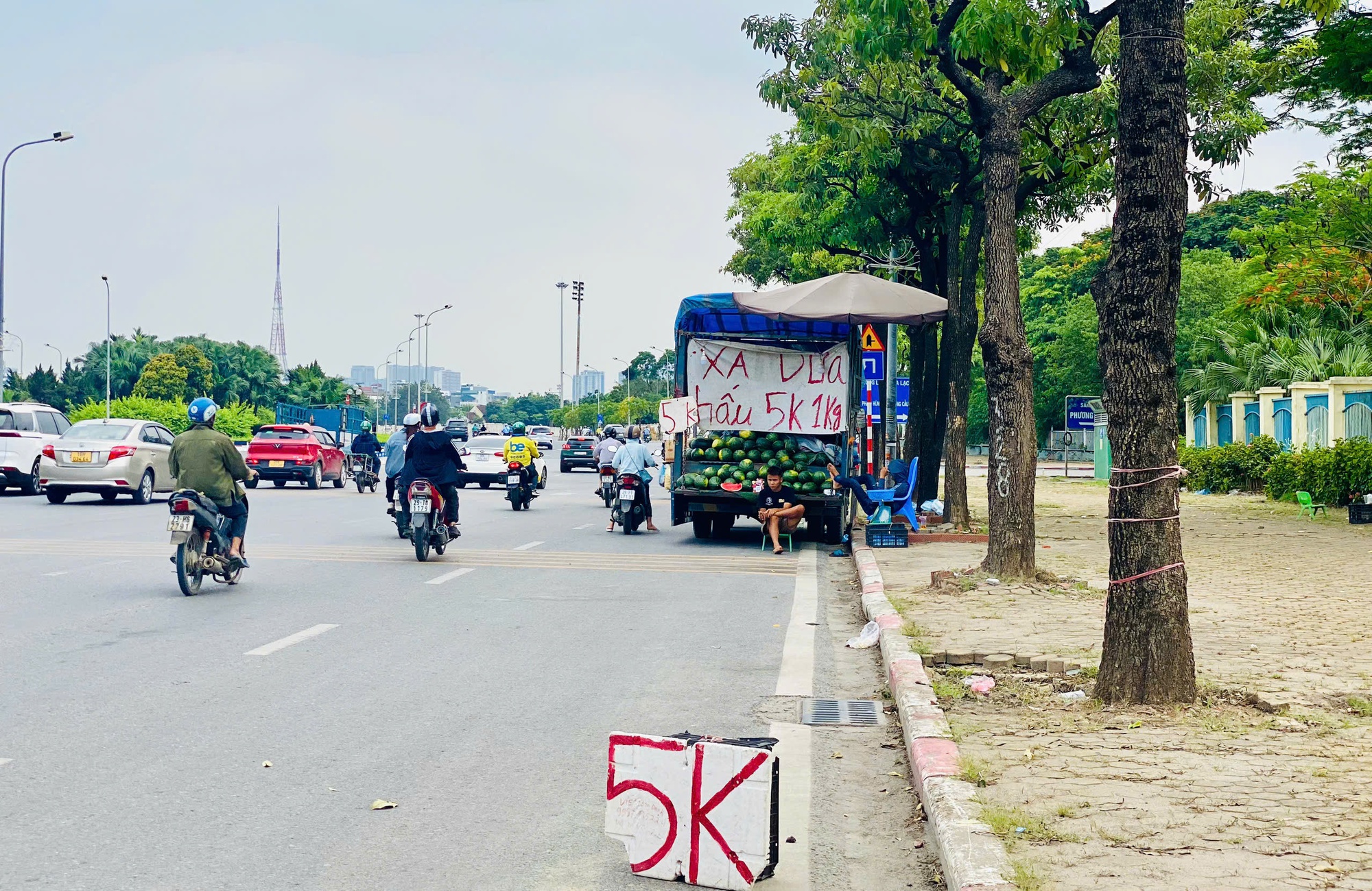 Tiểu thương lý giải nguyên nhân dưa hấu bán tràn ngập thị trường giá chỉ 5.000 đồng/kg,- Ảnh 5. Tiểu thương lý giải nguyên nhân dưa hấu bán tràn ngập thị trường giá chỉ 5.000 đồng/kg,- Ảnh 5.