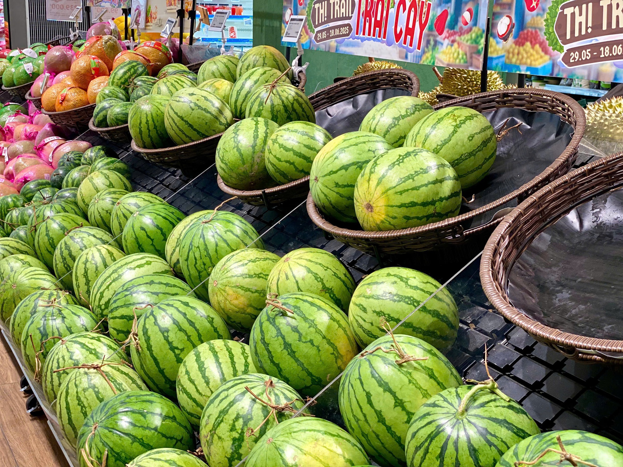 Tiểu thương lý giải nguyên nhân dưa hấu bán tràn ngập thị trường giá chỉ 5.000 đồng/kg,- Ảnh 8. Tiểu thương lý giải nguyên nhân dưa hấu bán tràn ngập thị trường giá chỉ 5.000 đồng/kg,- Ảnh 8.