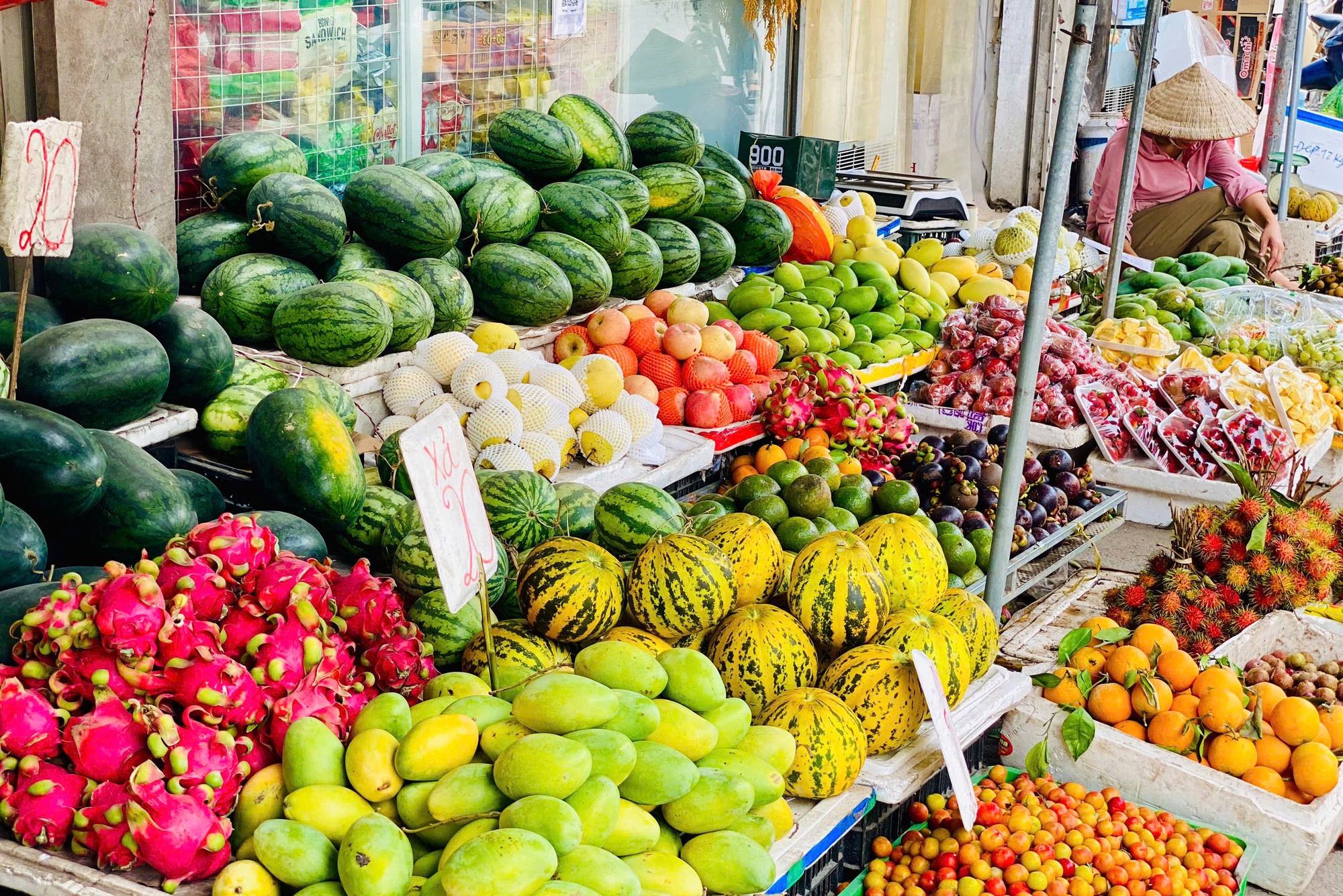 Tiểu thương lý giải nguyên nhân dưa hấu bán tràn ngập thị trường giá chỉ 5.000 đồng/kg,- Ảnh 6. Tiểu thương lý giải nguyên nhân dưa hấu bán tràn ngập thị trường giá chỉ 5.000 đồng/kg,- Ảnh 6.
