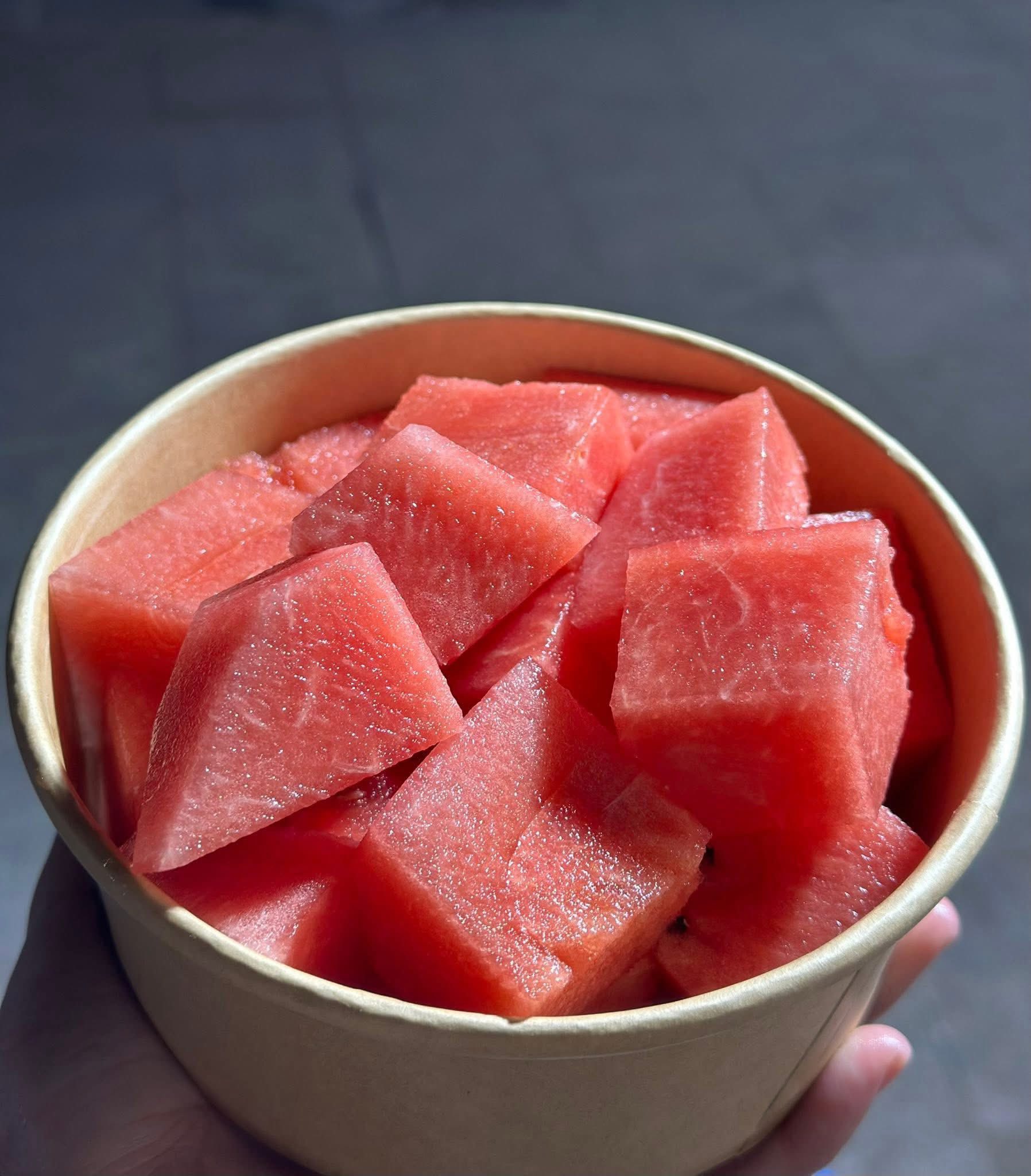 Tiểu thương lý giải nguyên nhân dưa hấu bán tràn ngập thị trường giá chỉ 5.000 đồng/kg,- Ảnh 11. Tiểu thương lý giải nguyên nhân dưa hấu bán tràn ngập thị trường giá chỉ 5.000 đồng/kg,- Ảnh 11.