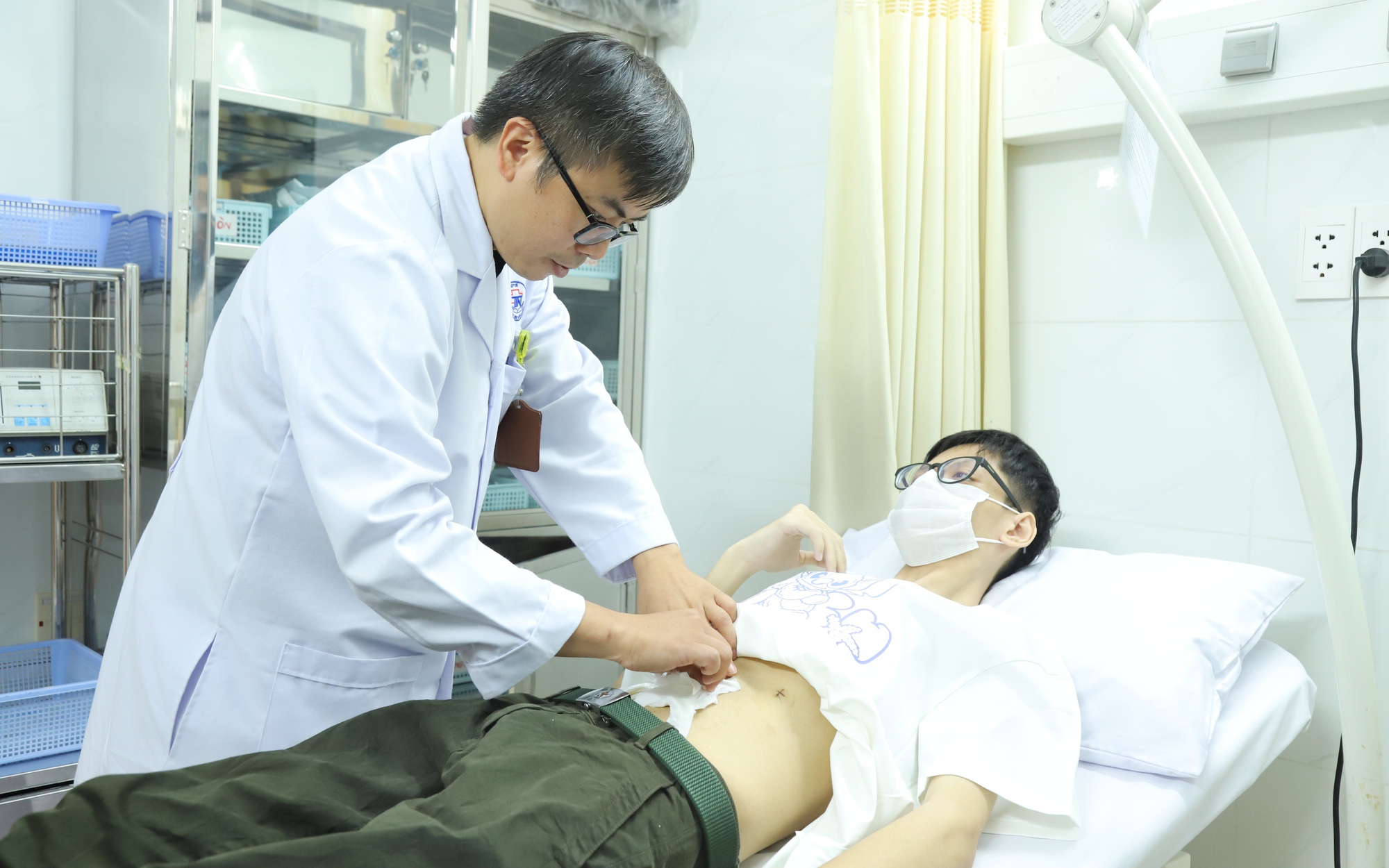 Thanh niên 19 tuổi bị teo cơ, dạ dày sa xuống vùng mào chậu, hẹp môn vị do thức khuya, nghiện game