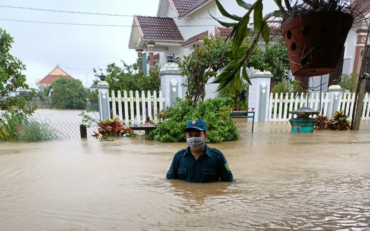 Áp thấp nhiệt đới mạnh lên thành bão, miền Trung hứng đợt mưa lớn