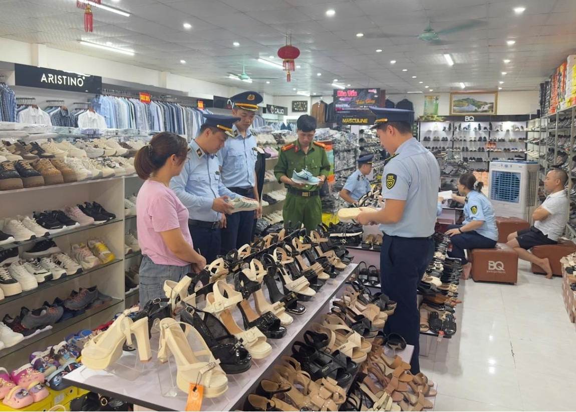 Vì sao hàng giả, hàng nhái còn 'đất sống'?- Ảnh 8. Vì sao hàng giả, hàng nhái còn 'đất sống'?- Ảnh 8.