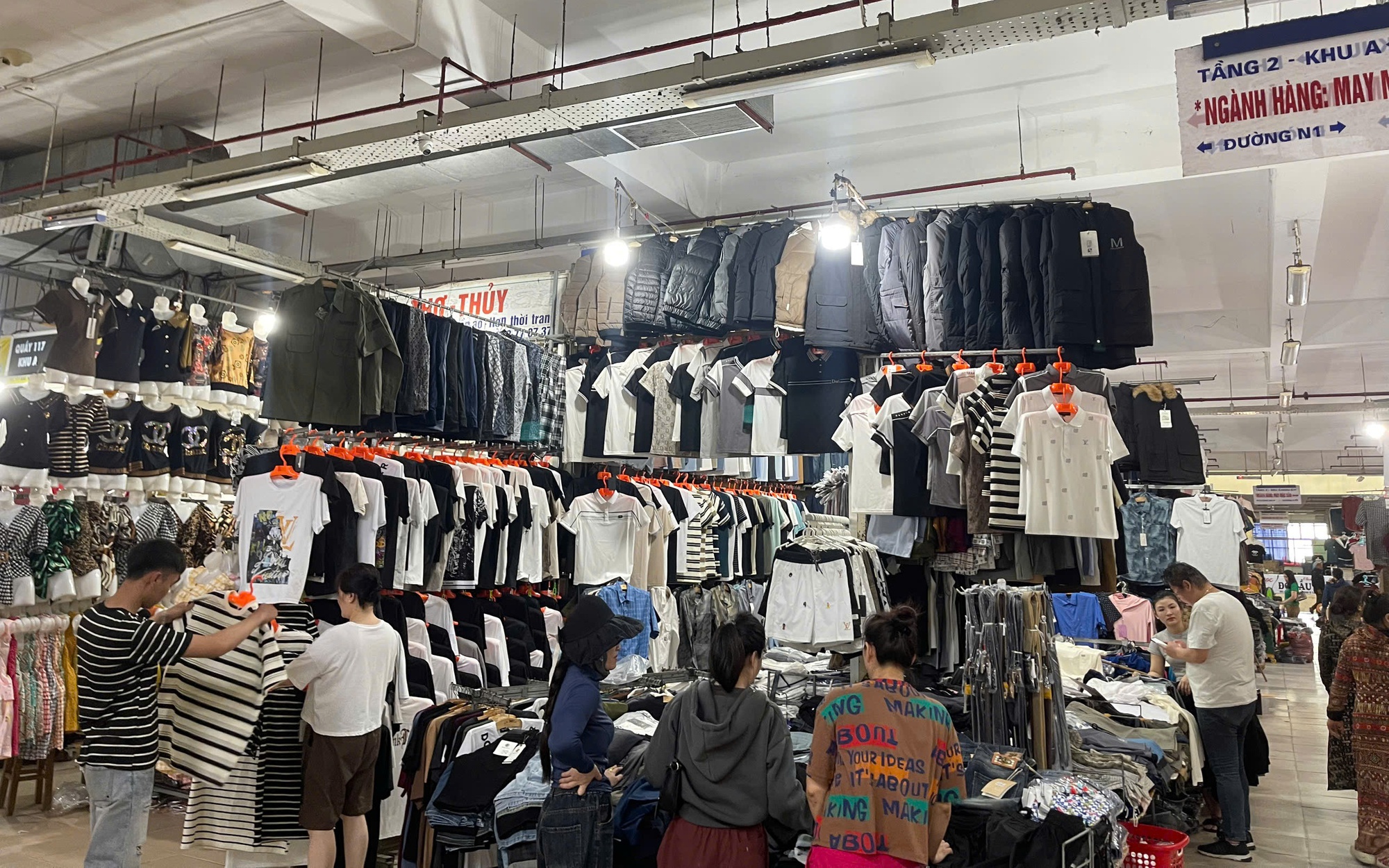 Kiểm tra cửa hàng kinh doanh, phát hiện hơn 10.000 đôi giày giả da không rõ nguồn gốc- Ảnh 2.