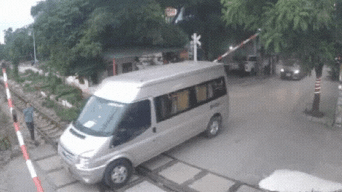 Cố tình vượt khi barie xe 16 chỗ suýt gây họa ngay trước giờ tàu chạy- Ảnh 2. Cố tình vượt khi barie xe 16 chỗ suýt gây họa ngay trước giờ tàu chạy- Ảnh 2.