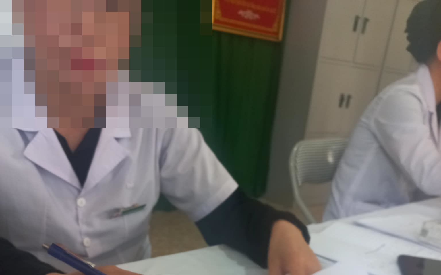 Xôn xao thông tin nhóm người mặc áo blouse khám, bán sản phẩm bảo vệ sức khỏe 