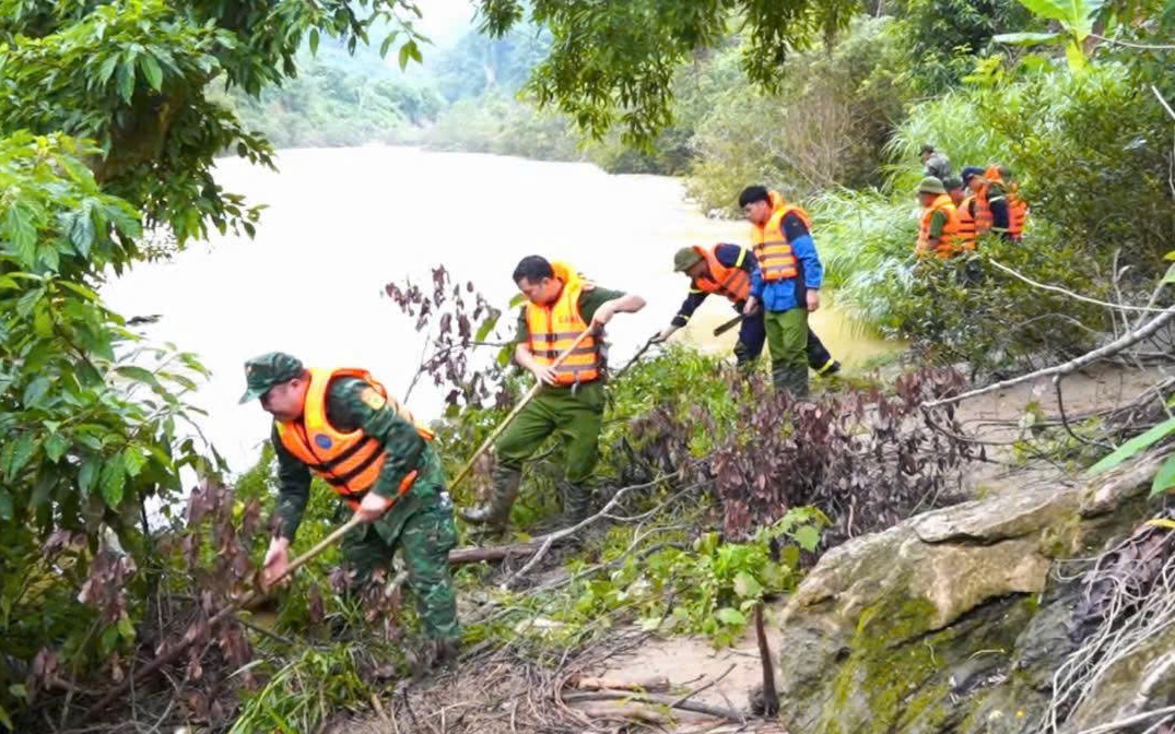 Tin mới nhất vụ vợ chồng trẻ mất tích giữa sông Chảy