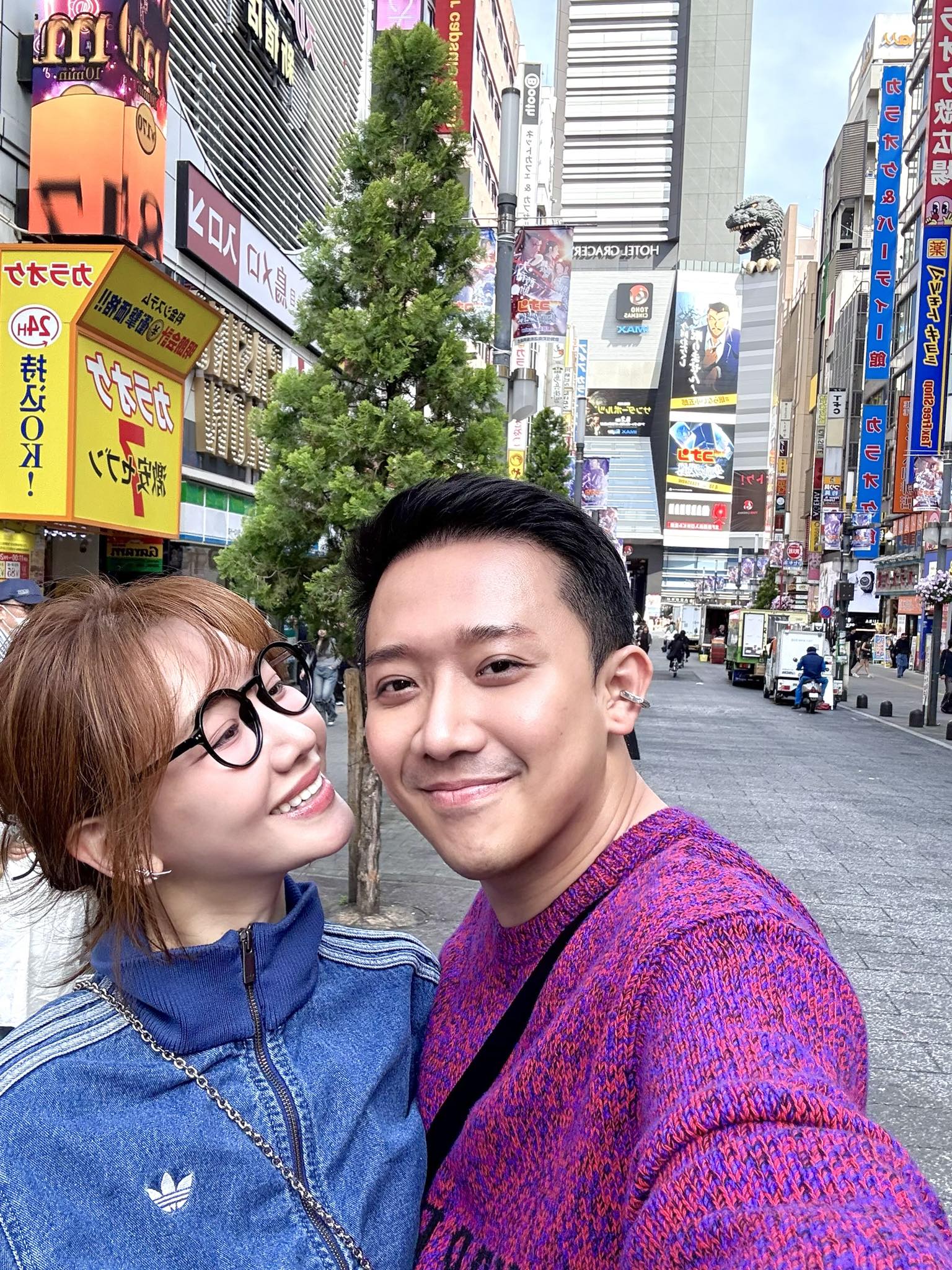 Nam MC được phong 'ông trùm phim Tết' vừa thay thế Trường Giang trong 'Running Man' là ai, giàu có ra sao?- Ảnh 6. Nam MC được phong 'ông trùm phim Tết' vừa thay thế Trường Giang trong 'Running Man' là ai, giàu có ra sao?- Ảnh 6.