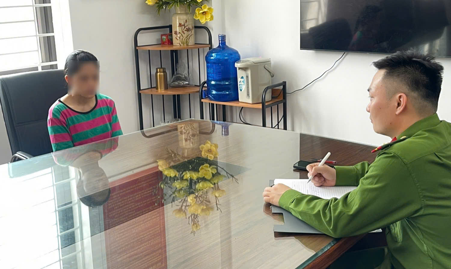 Sự thật bất ngờ vụ nữ công nhân bị rạch tay, cướp tiền trên đường đi làm về- Ảnh 1. Sự thật bất ngờ vụ nữ công nhân bị rạch tay, cướp tiền trên đường đi làm về- Ảnh 1.