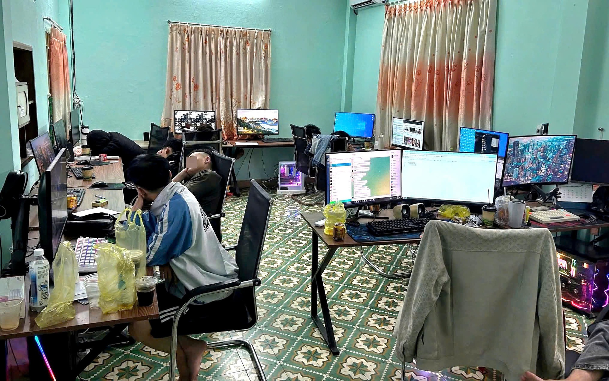 Triệt phá đường dây "siêu trộm" 21.000 thẻ tín dụng quốc tế