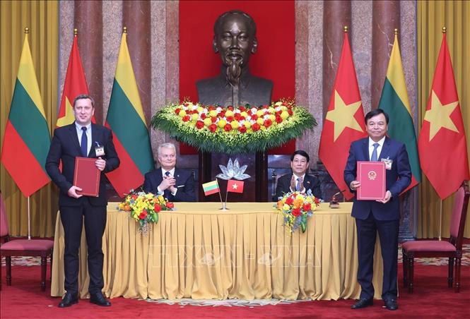 Chủ tịch nước Lương Cường và Tổng thống Litva chứng kiến lễ ký kết các văn kiện hợp tác- Ảnh 3. Chủ tịch nước Lương Cường và Tổng thống Litva chứng kiến lễ ký kết các văn kiện hợp tác- Ảnh 3.