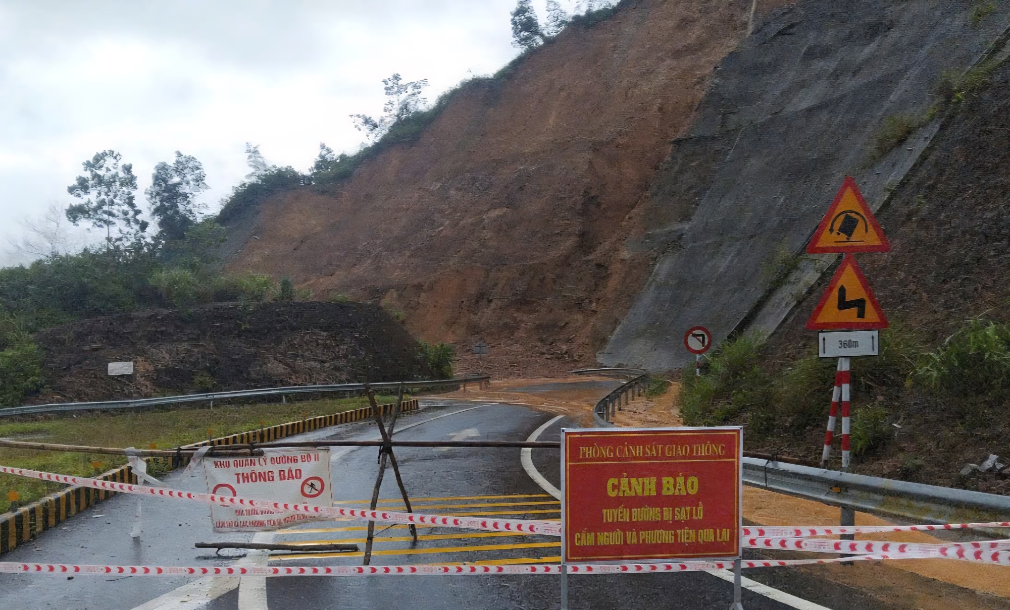 Quảng Trị và TP Huế: Mưa lớn gây chia cắt khu vực miền núi, hồ chứa điều tiết nước về hạ du- Ảnh 2. Quảng Trị và TP Huế: Mưa lớn gây chia cắt khu vực miền núi, hồ chứa điều tiết nước về hạ du- Ảnh 2.
