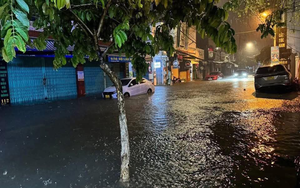 Mưa lớn, cảnh báo lũ trên các sông ở Miền Trung đang lên rất nhanh