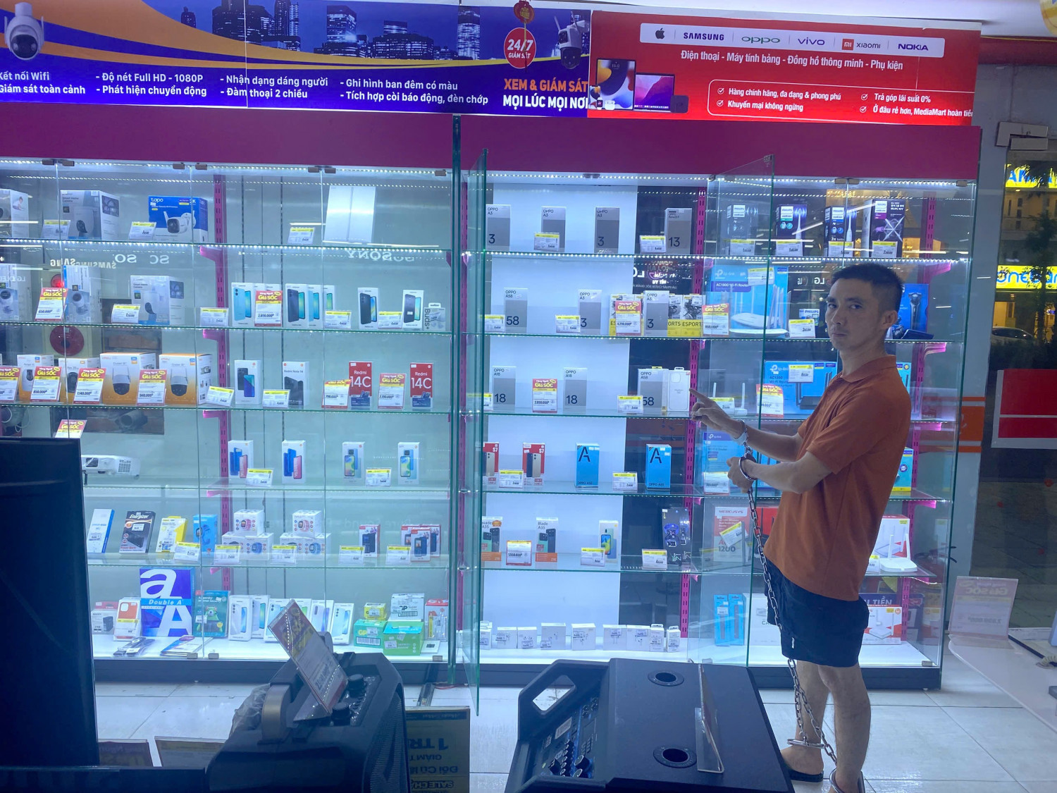 Đột nhập siêu thị Media Mart lúc nửa đêm, gã thanh niên trộm nhiều điện thoại, máy tính xách tay- Ảnh 1. Đột nhập siêu thị Media Mart lúc nửa đêm, gã thanh niên trộm nhiều điện thoại, máy tính xách tay- Ảnh 1.