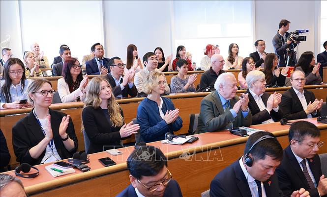 Thủ tướng Phạm Minh Chính phát biểu về chính sách tại Đại học Kinh tế Stockholm- Ảnh 11. Thủ tướng Phạm Minh Chính phát biểu về chính sách tại Đại học Kinh tế Stockholm- Ảnh 11.