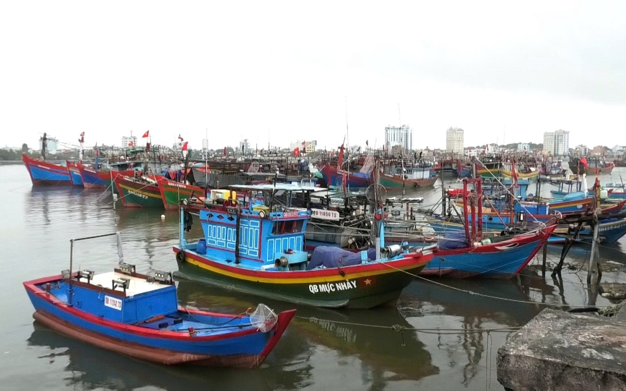 Quảng Bình hướng dẫn tàu thuyền đang trên biển tìm nơi tránh trú bão số 1