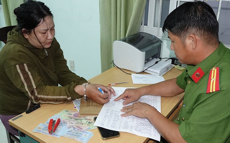 Bắt giữ 'nữ quái' trộm hàng loạt điện thoại ở Lâm Đồng- Ảnh 2.