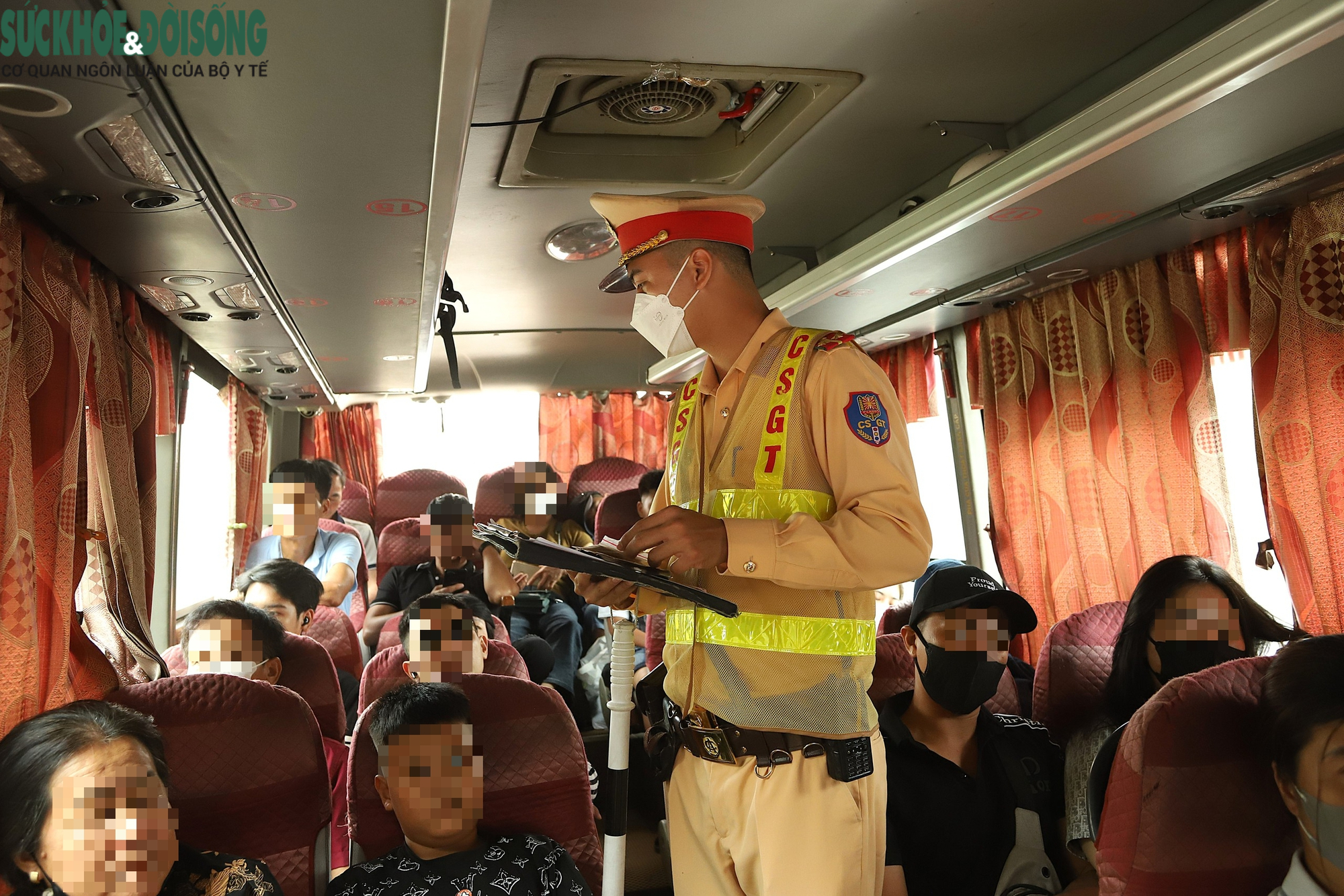 CSGT Hà Nội giăng 'gọng kìm' hai đầu Thủ đô, xe khách, limousine vi phạm khó thoát- Ảnh 5. CSGT Hà Nội giăng 'gọng kìm' hai đầu Thủ đô, xe khách, limousine vi phạm khó thoát- Ảnh 5.