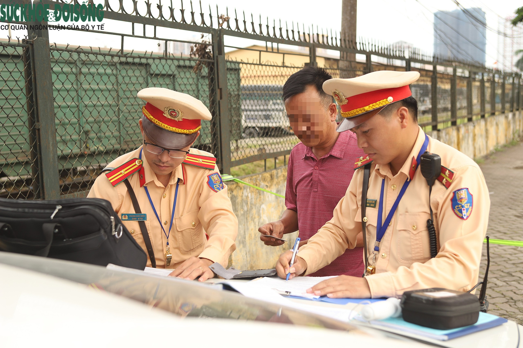 CSGT Hà Nội giăng 'gọng kìm' hai đầu Thủ đô, xe khách, limousine vi phạm khó thoát- Ảnh 6. CSGT Hà Nội giăng 'gọng kìm' hai đầu Thủ đô, xe khách, limousine vi phạm khó thoát- Ảnh 6.