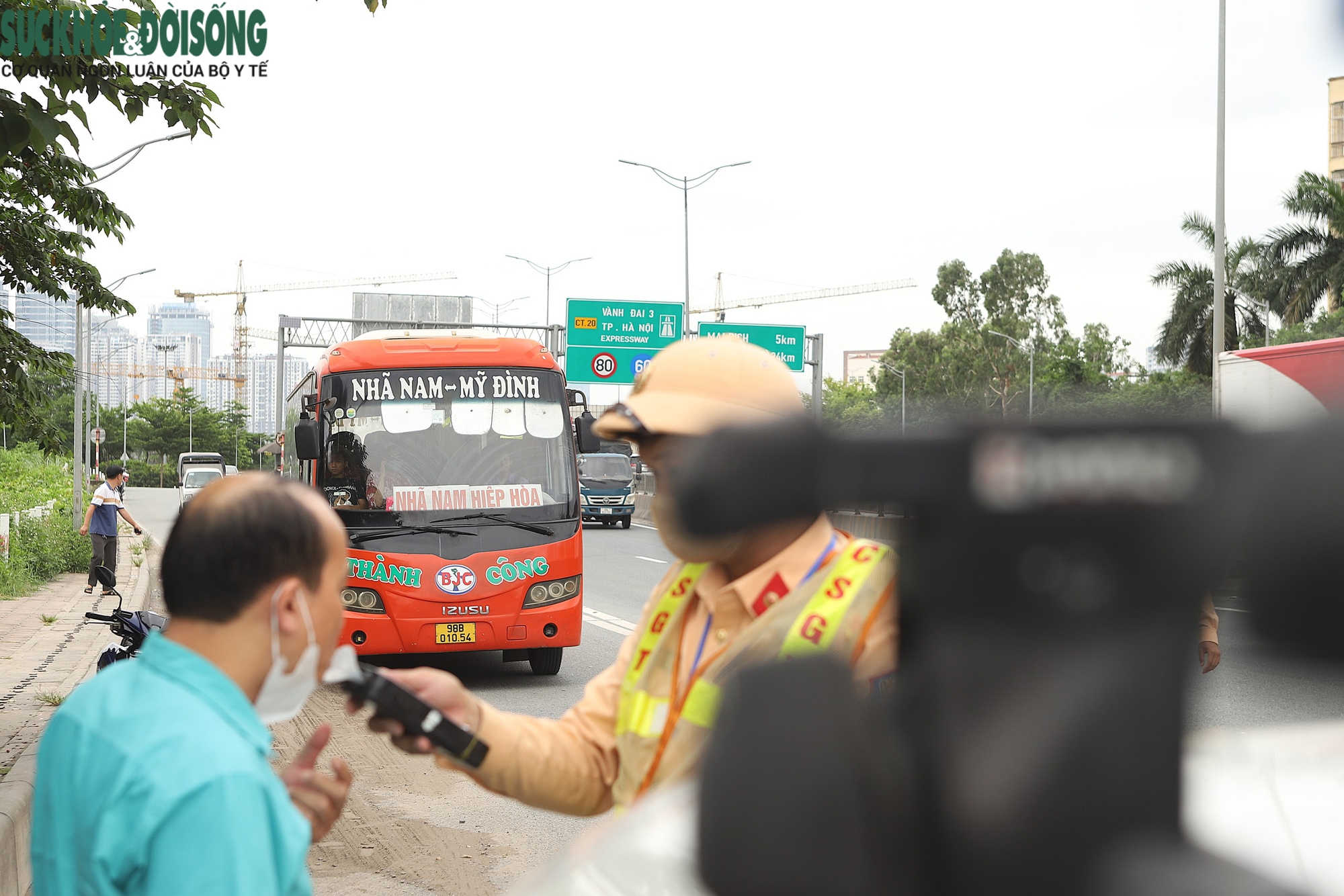 CSGT Hà Nội giăng 'gọng kìm' hai đầu Thủ đô, xe khách, limousine vi phạm khó thoát- Ảnh 7. CSGT Hà Nội giăng 'gọng kìm' hai đầu Thủ đô, xe khách, limousine vi phạm khó thoát- Ảnh 7.
