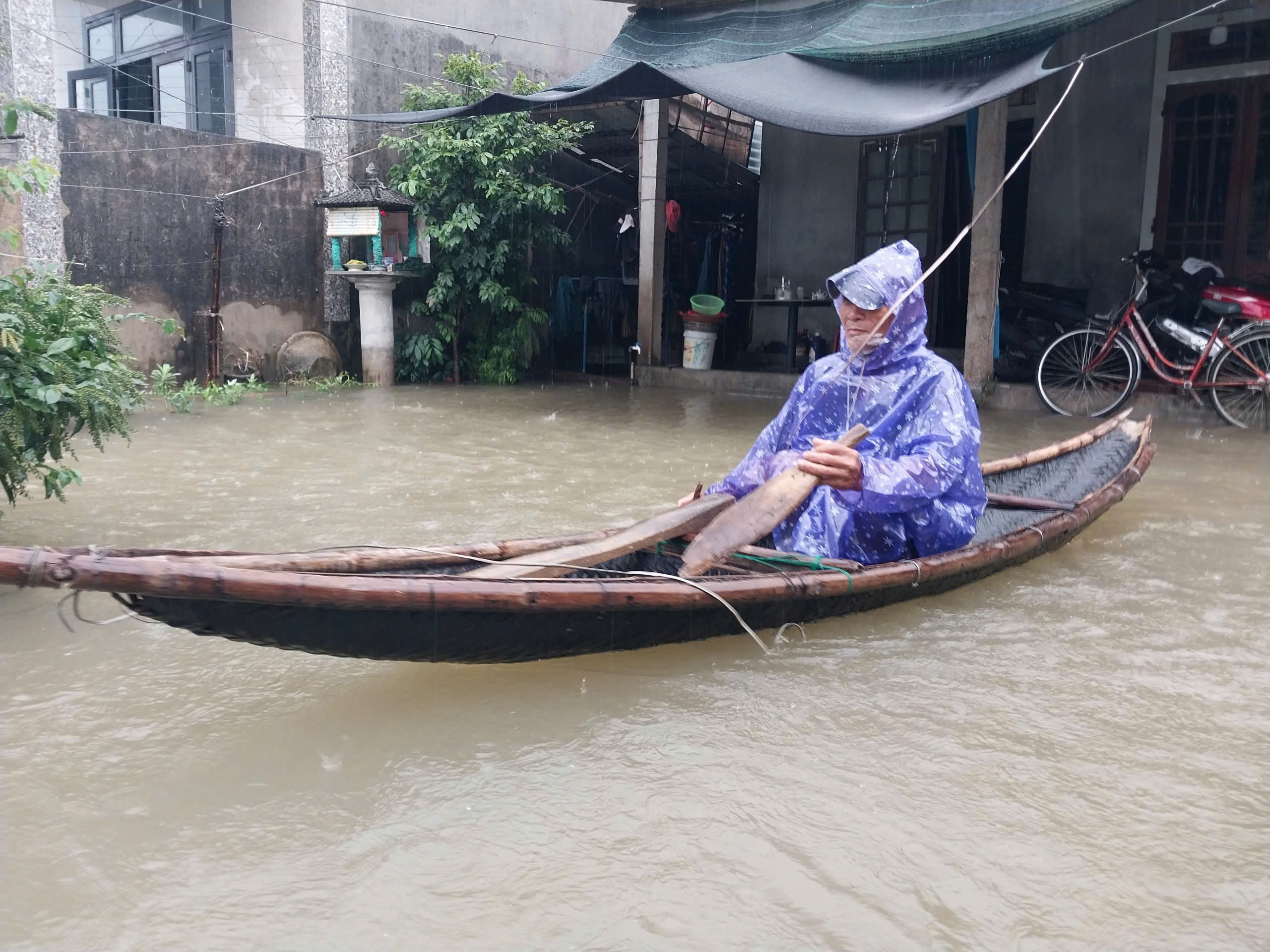 Mưa lũ giữa mùa hè ở Huế: 'Quá bất thường, chưa từng có'- Ảnh 2. Mưa lũ giữa mùa hè ở Huế: 'Quá bất thường, chưa từng có'- Ảnh 2.