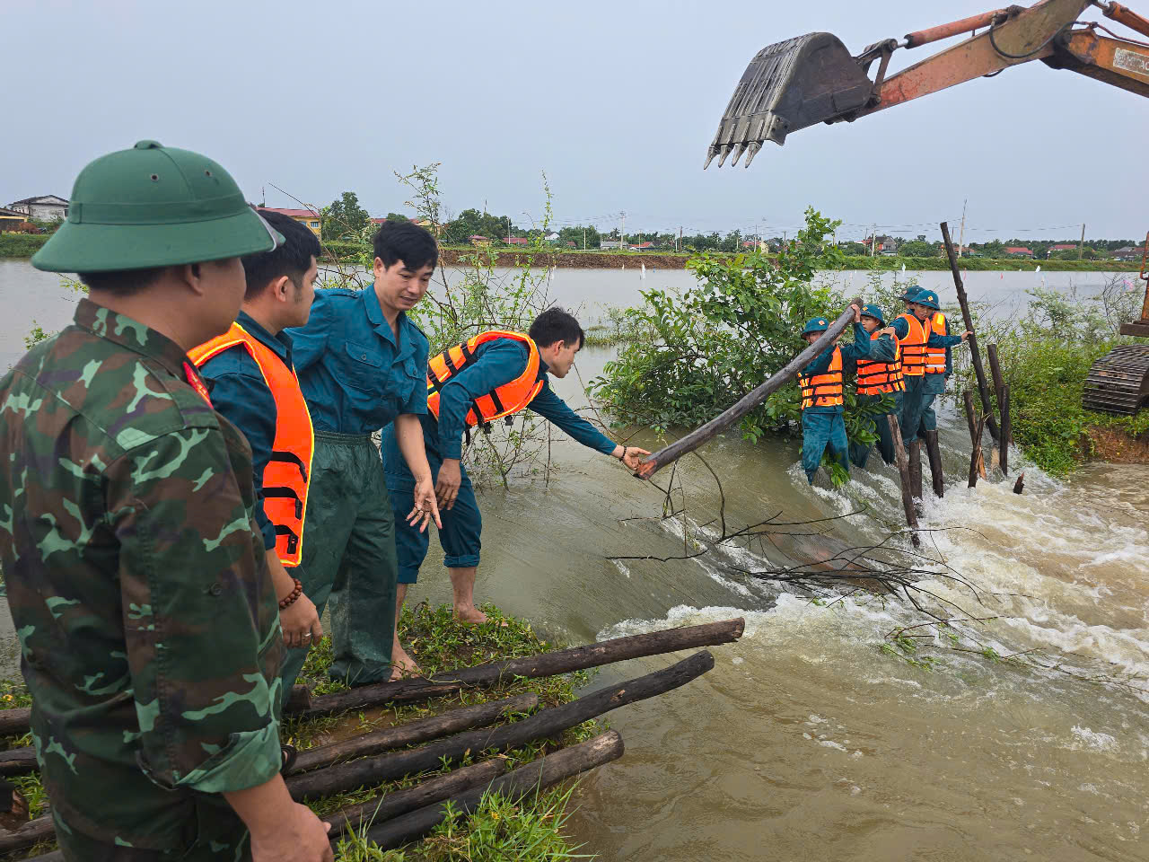 Mưa lũ giữa mùa hè ở Huế: 'Quá bất thường, chưa từng có'- Ảnh 4. Mưa lũ giữa mùa hè ở Huế: 'Quá bất thường, chưa từng có'- Ảnh 4.