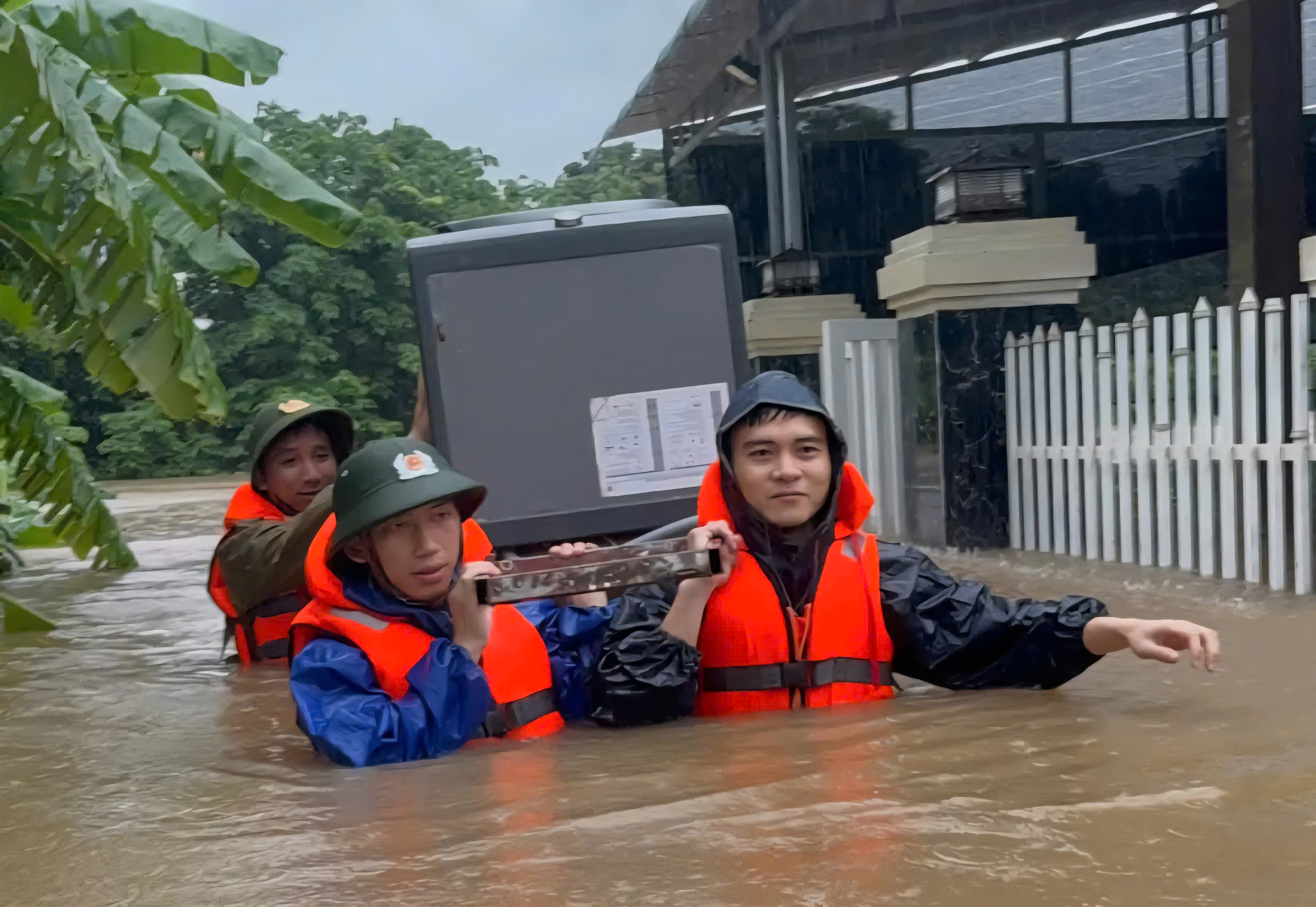 Mưa lũ bất thường giữa mùa hè, nhiều nhà dân ở Quảng Trị ngập sâu, có nơi hơn 1,5m- Ảnh 11. Mưa lũ bất thường giữa mùa hè, nhiều nhà dân ở Quảng Trị ngập sâu, có nơi hơn 1,5m- Ảnh 11.