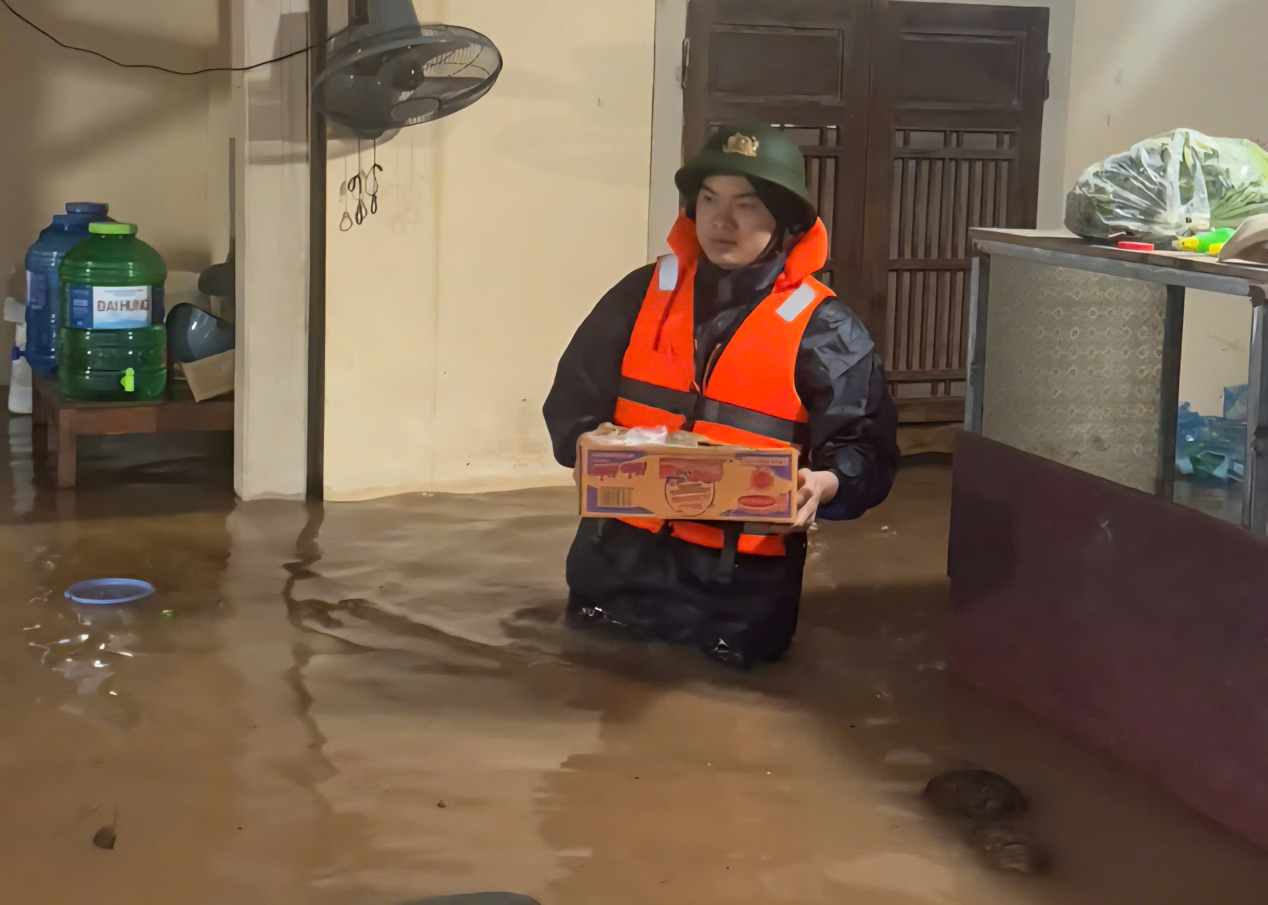 Mưa lũ bất thường giữa mùa hè, nhiều nhà dân ở Quảng Trị ngập sâu, có nơi hơn 1,5m- Ảnh 9. Mưa lũ bất thường giữa mùa hè, nhiều nhà dân ở Quảng Trị ngập sâu, có nơi hơn 1,5m- Ảnh 9.