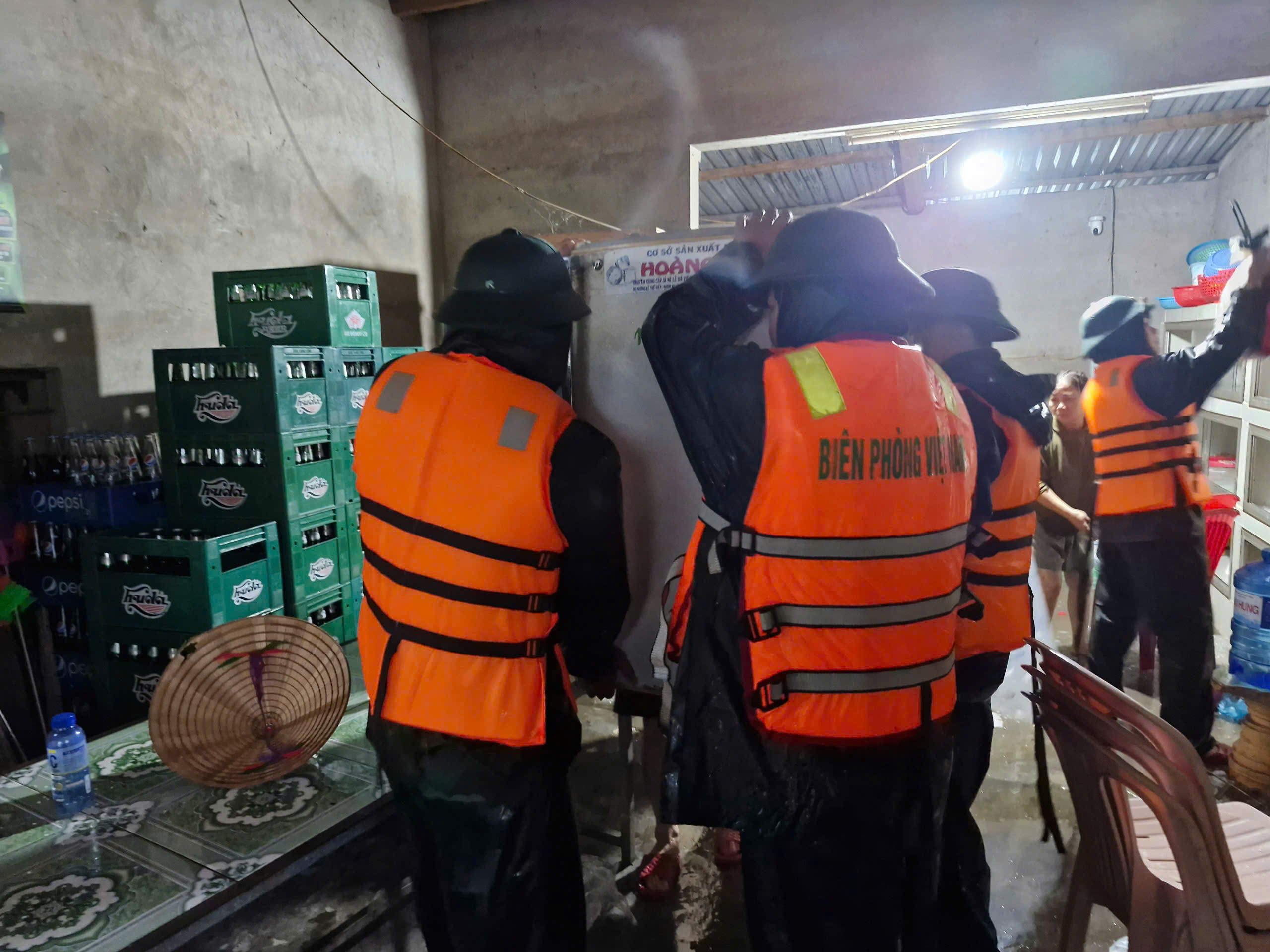 Mưa lũ bất thường giữa mùa hè, nhiều nhà dân ở Quảng Trị ngập sâu, có nơi hơn 1,5m- Ảnh 10. Mưa lũ bất thường giữa mùa hè, nhiều nhà dân ở Quảng Trị ngập sâu, có nơi hơn 1,5m- Ảnh 10.