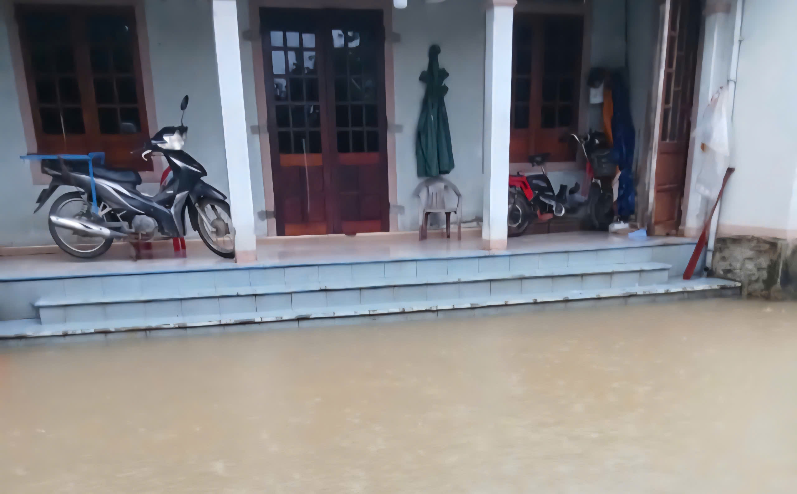 Mưa lũ bất thường giữa mùa hè, nhiều nhà dân ở Quảng Trị ngập sâu, có nơi hơn 1,5m- Ảnh 8. Mưa lũ bất thường giữa mùa hè, nhiều nhà dân ở Quảng Trị ngập sâu, có nơi hơn 1,5m- Ảnh 8.