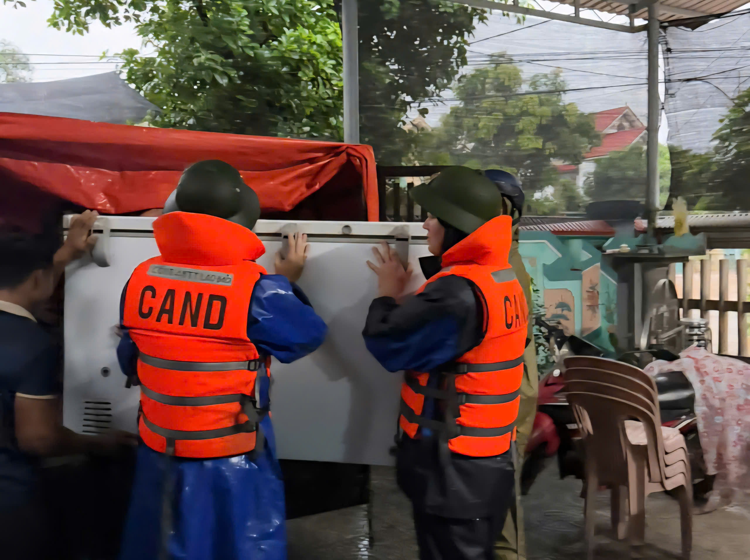 Mưa lũ bất thường giữa mùa hè, nhiều nhà dân ở Quảng Trị ngập sâu, có nơi hơn 1,5m- Ảnh 5. Mưa lũ bất thường giữa mùa hè, nhiều nhà dân ở Quảng Trị ngập sâu, có nơi hơn 1,5m- Ảnh 5.