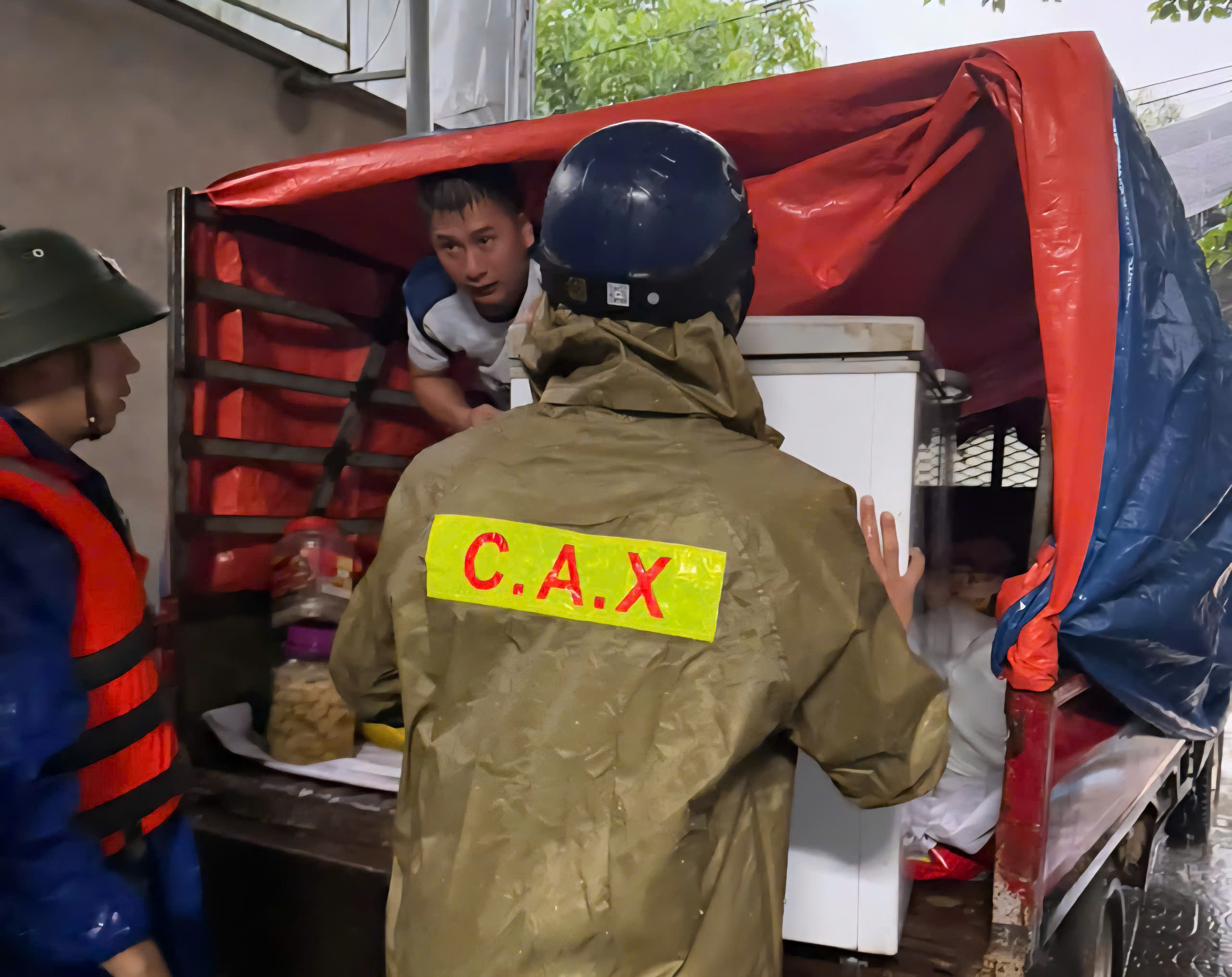 Mưa lũ bất thường giữa mùa hè, nhiều nhà dân ở Quảng Trị ngập sâu, có nơi hơn 1,5m- Ảnh 4. Mưa lũ bất thường giữa mùa hè, nhiều nhà dân ở Quảng Trị ngập sâu, có nơi hơn 1,5m- Ảnh 4.