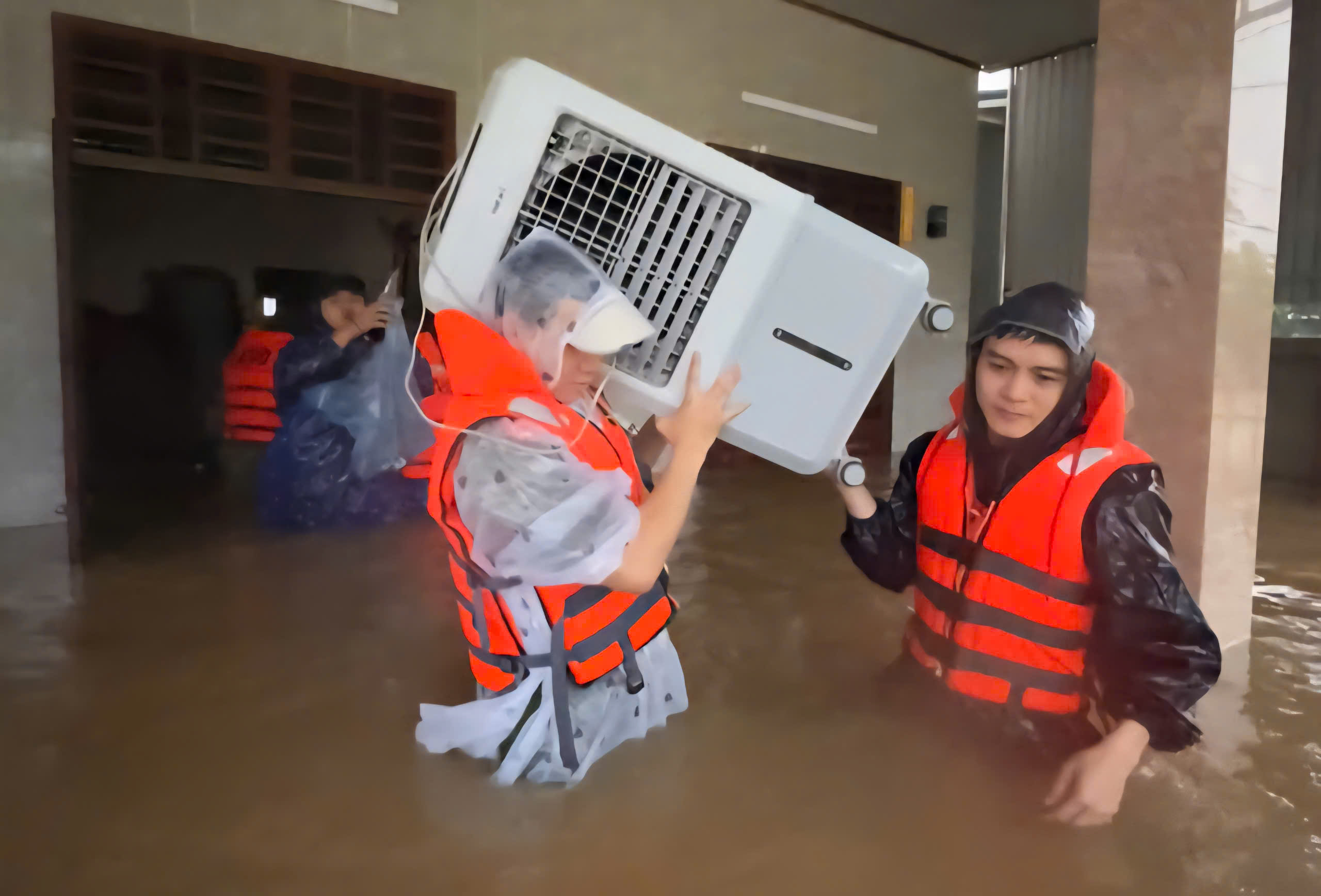 Mưa lũ bất thường giữa mùa hè, nhiều nhà dân ở Quảng Trị ngập sâu, có nơi hơn 1,5m- Ảnh 3. Mưa lũ bất thường giữa mùa hè, nhiều nhà dân ở Quảng Trị ngập sâu, có nơi hơn 1,5m- Ảnh 3.