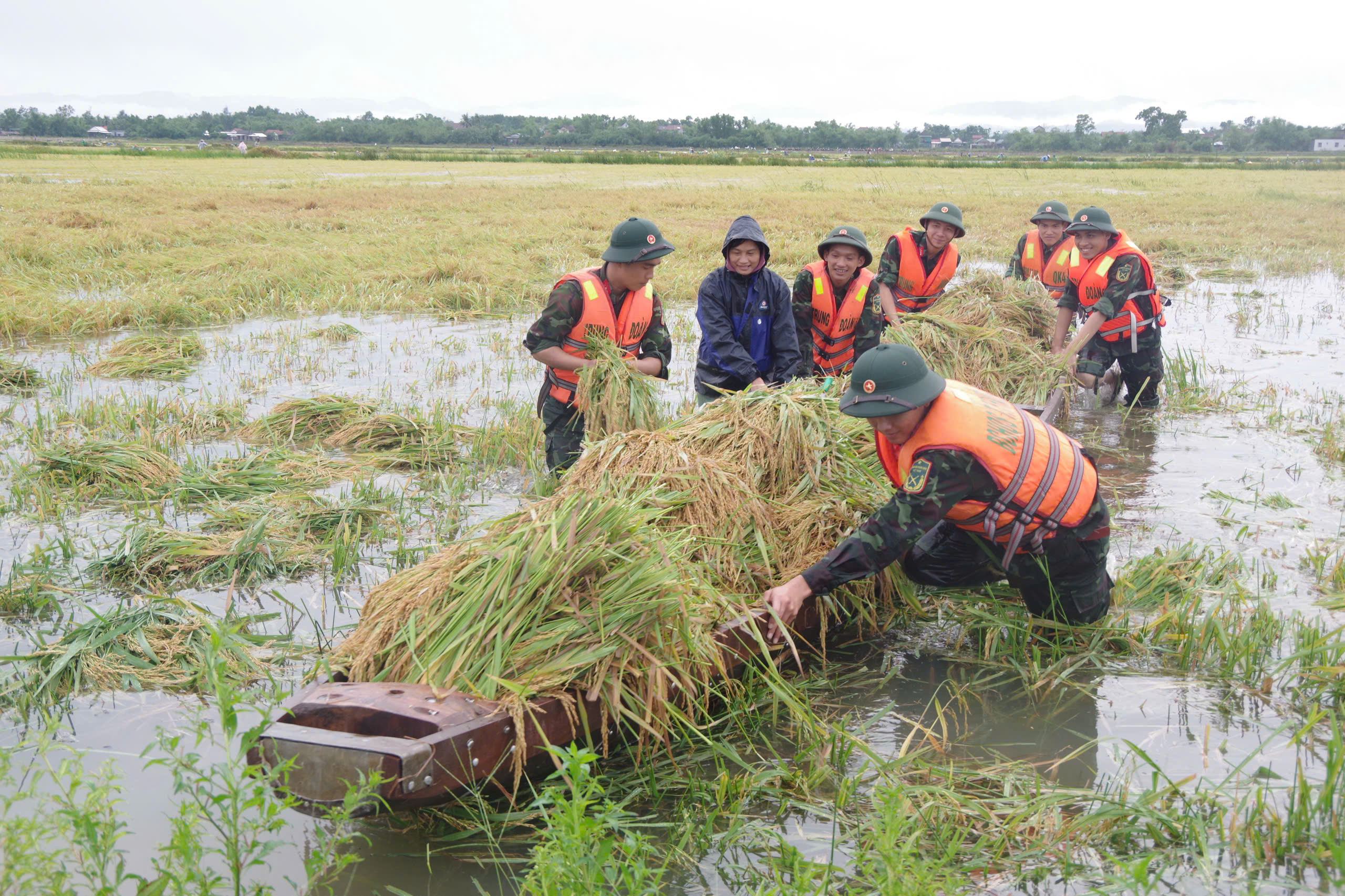 Những hình ảnh thắm tình quân dân trong đợt mưa lũ bất thường giữa mùa hè- Ảnh 17. Những hình ảnh thắm tình quân dân trong đợt mưa lũ bất thường giữa mùa hè- Ảnh 17.
