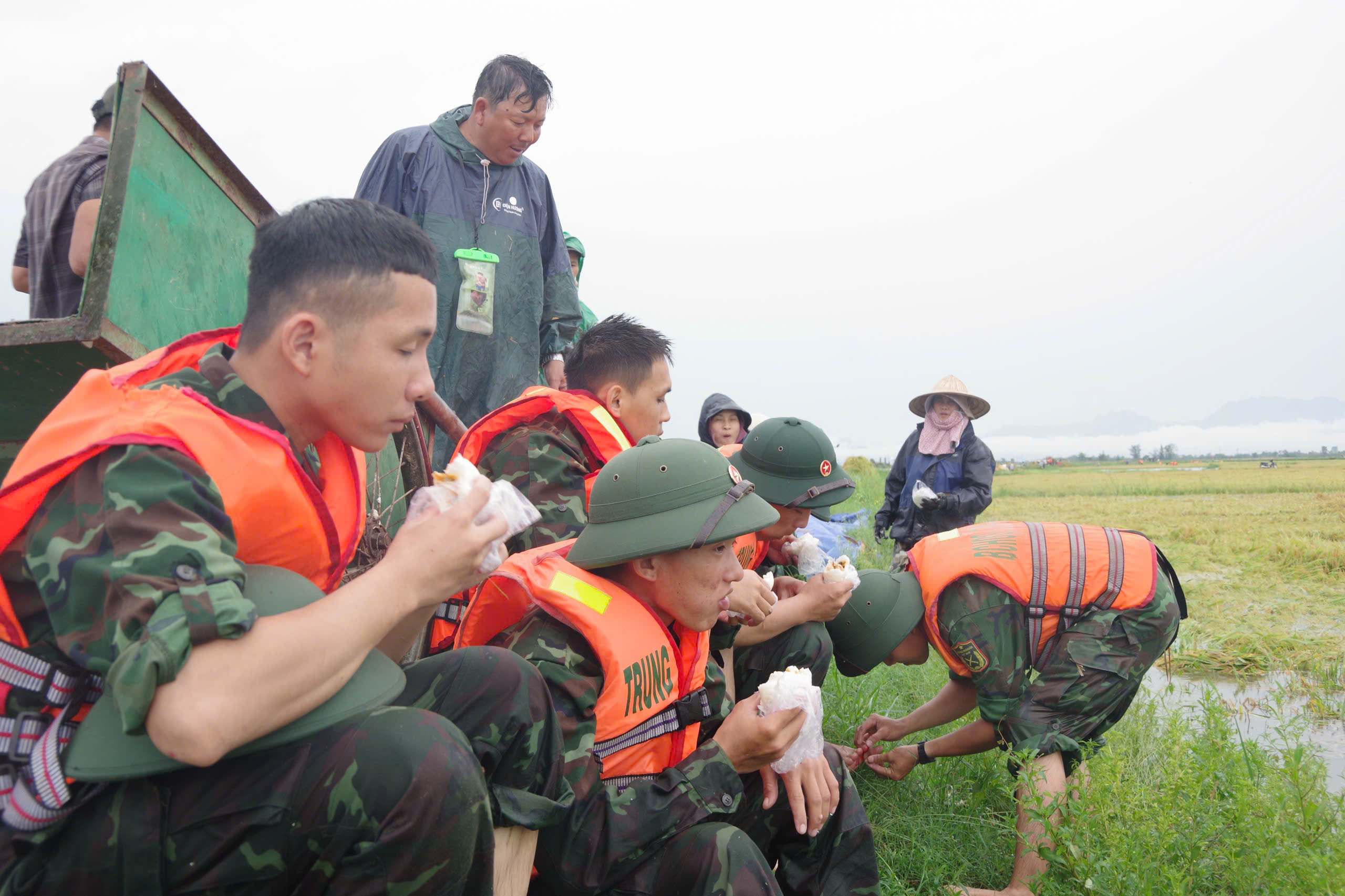 Những hình ảnh thắm tình quân dân trong đợt mưa lũ bất thường giữa mùa hè- Ảnh 19. Những hình ảnh thắm tình quân dân trong đợt mưa lũ bất thường giữa mùa hè- Ảnh 19.