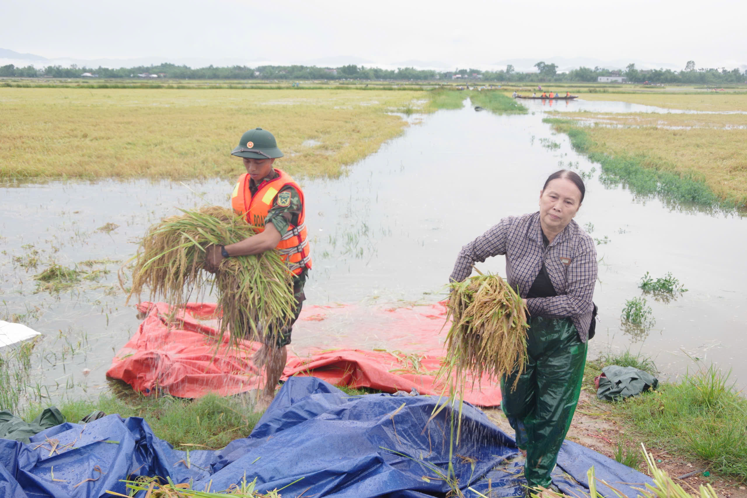 Những hình ảnh thắm tình quân dân trong đợt mưa lũ bất thường giữa mùa hè- Ảnh 14. Những hình ảnh thắm tình quân dân trong đợt mưa lũ bất thường giữa mùa hè- Ảnh 14.