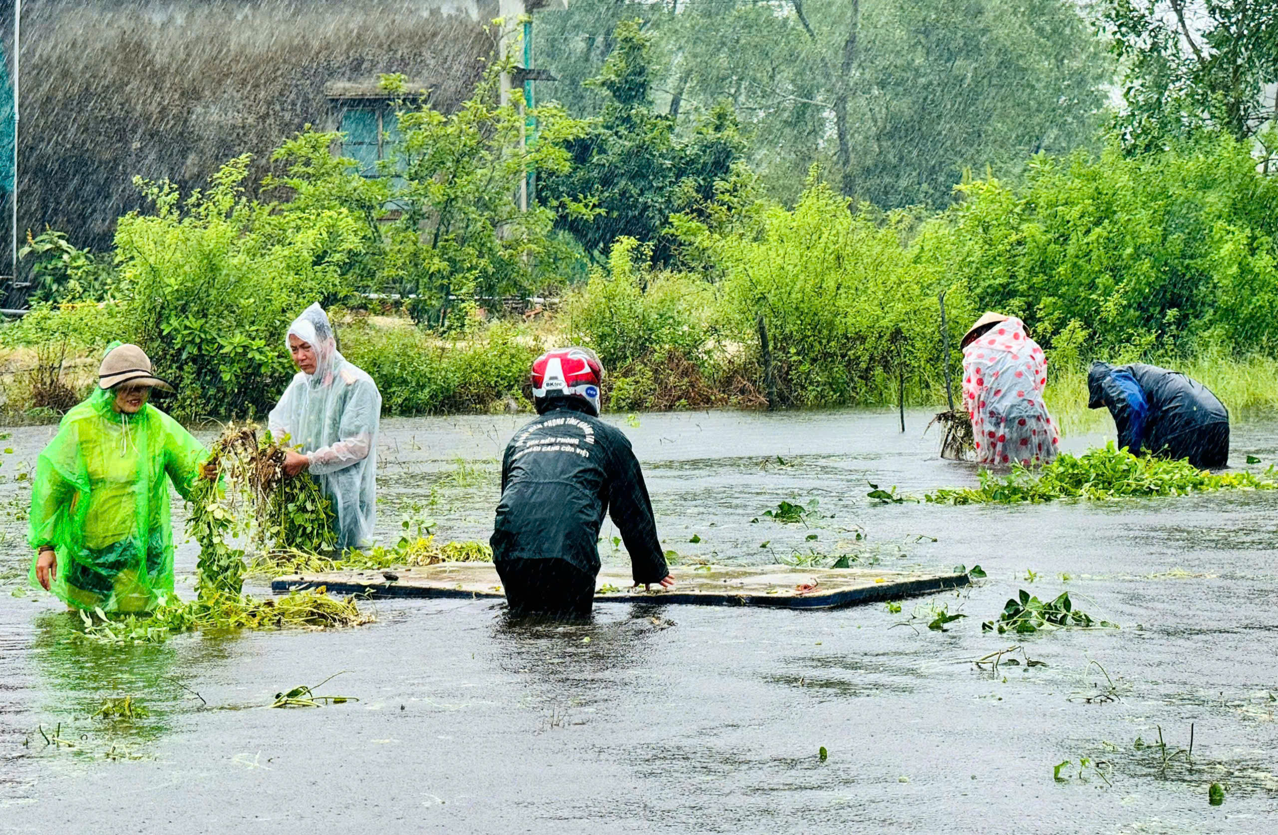Những hình ảnh thắm tình quân dân trong đợt mưa lũ bất thường giữa mùa hè- Ảnh 5. Những hình ảnh thắm tình quân dân trong đợt mưa lũ bất thường giữa mùa hè- Ảnh 5.